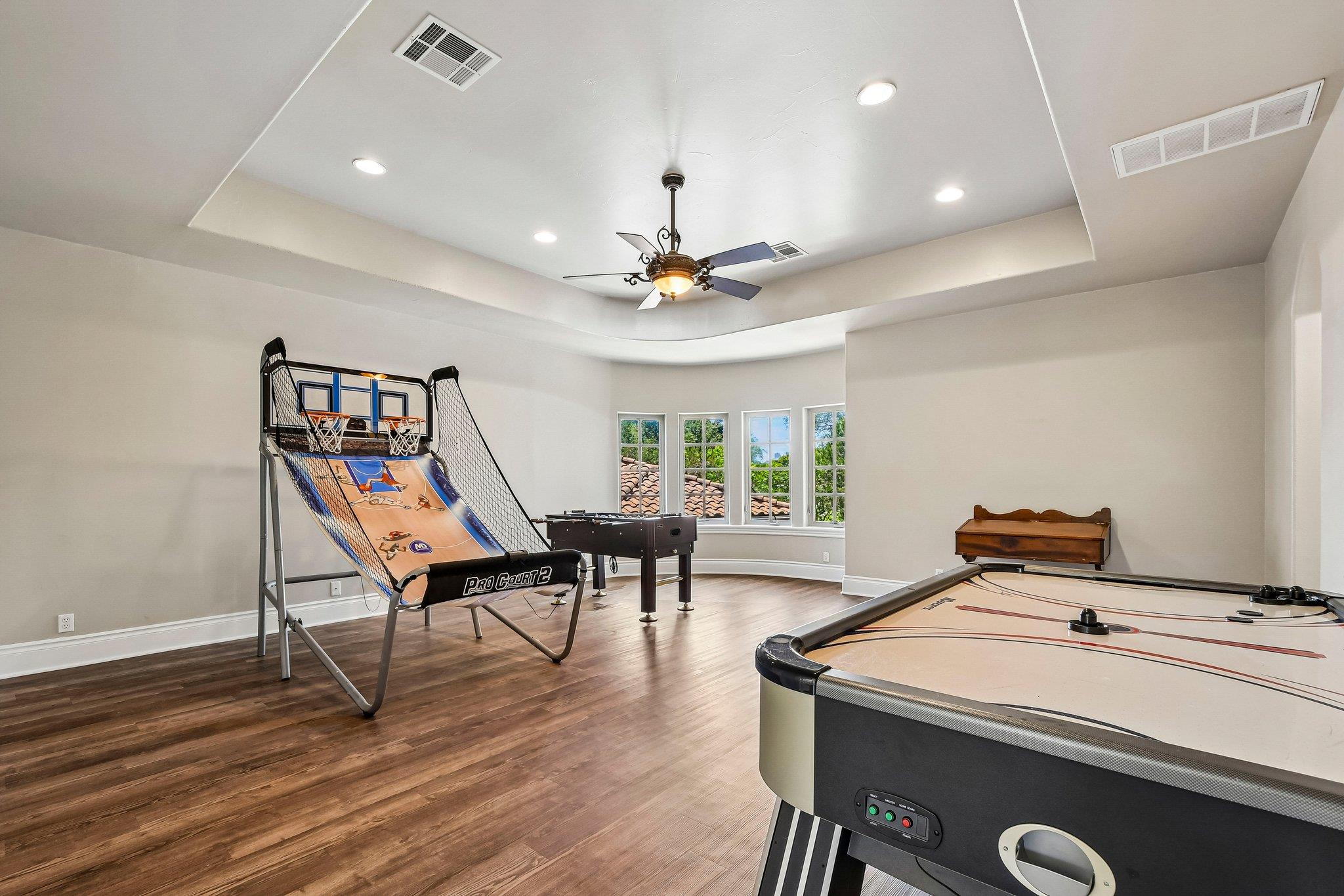 14 CAMWOOD Trl, The Hills, TX 78738