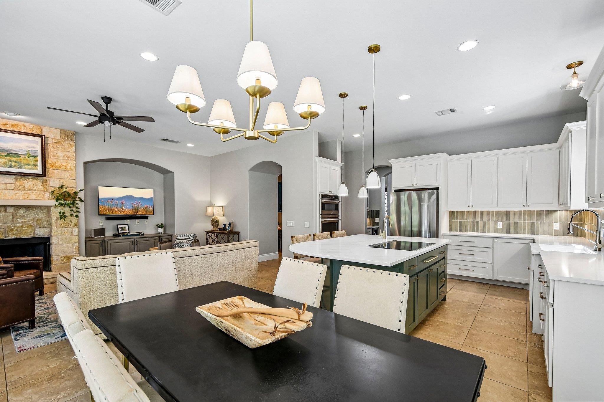 14 CAMWOOD Trl, The Hills, TX 78738