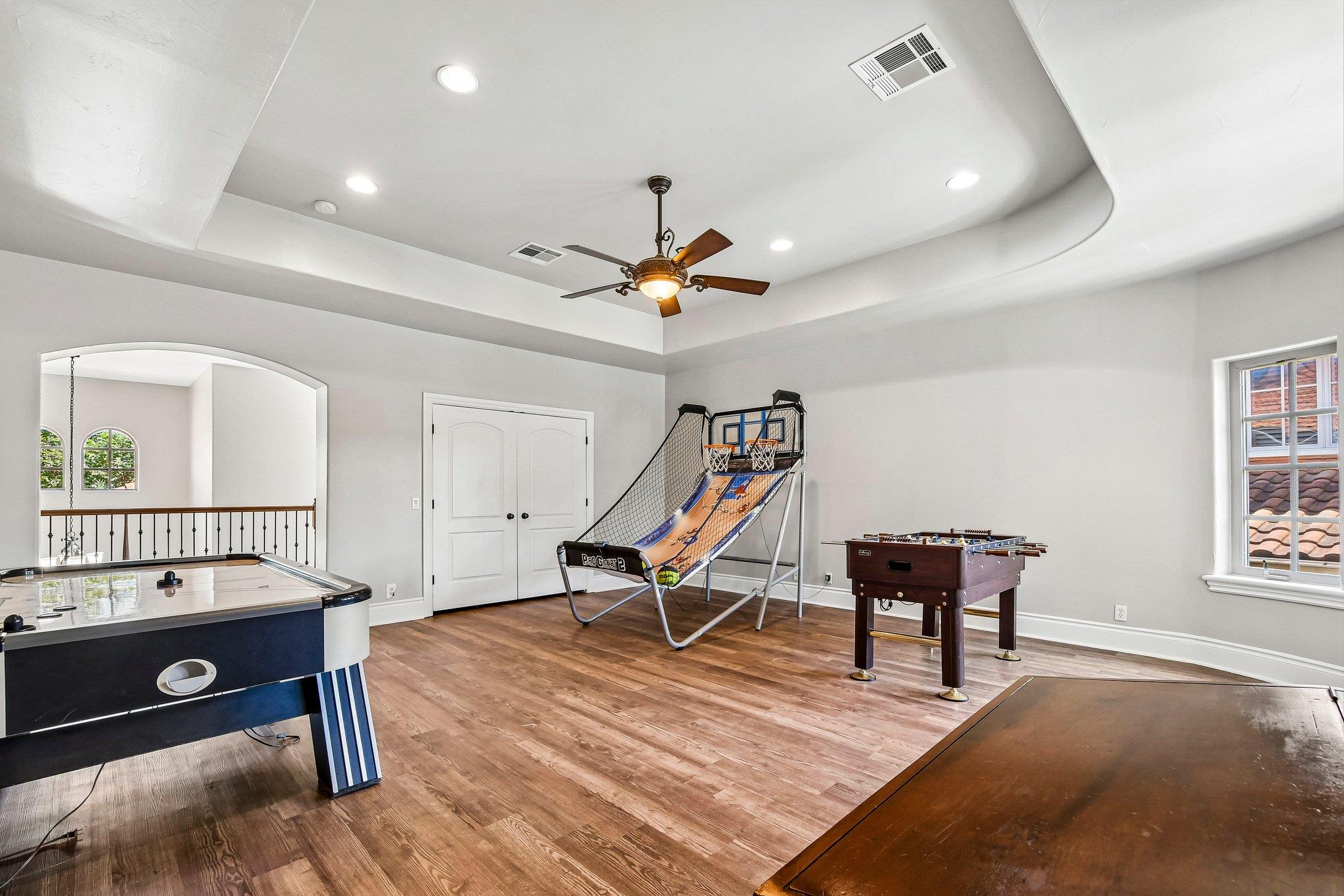 14 CAMWOOD Trl, The Hills, TX 78738