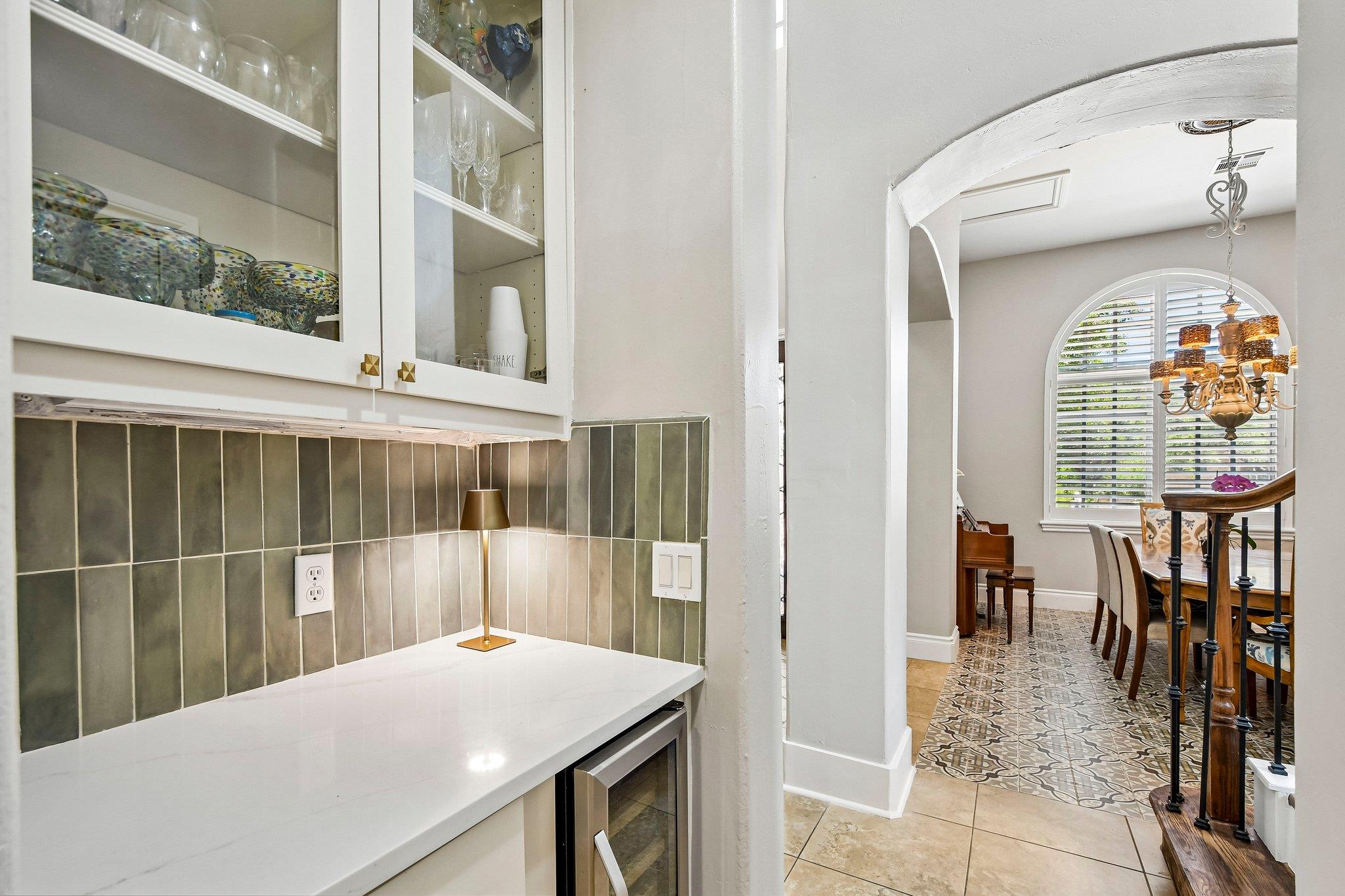14 CAMWOOD Trl, The Hills, TX 78738