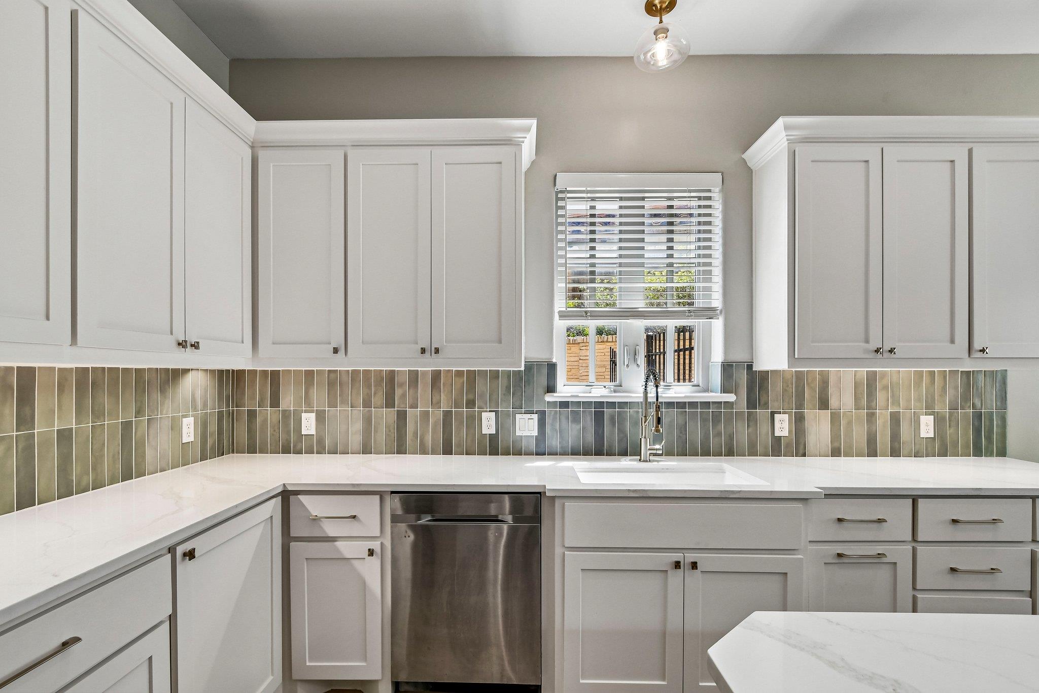 14 CAMWOOD Trl, The Hills, TX 78738