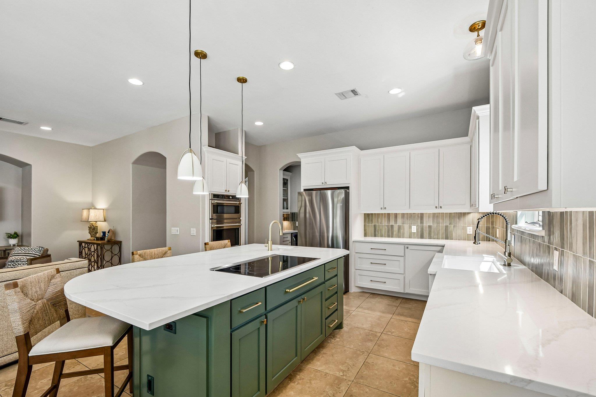 14 CAMWOOD Trl, The Hills, TX 78738