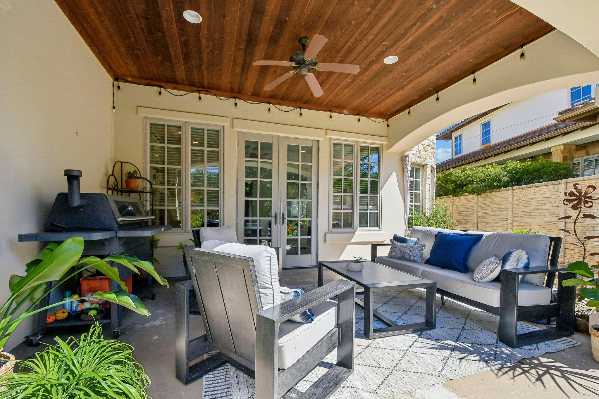 14 CAMWOOD Trl, The Hills, TX 78738