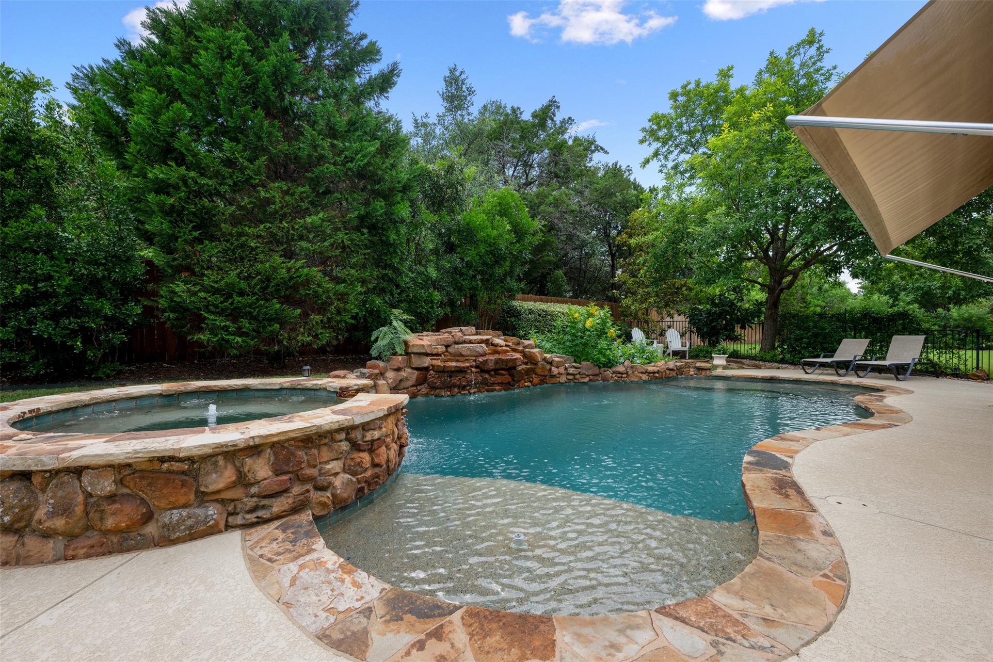 215 Lake Como Dr, Lakeway, TX 78734