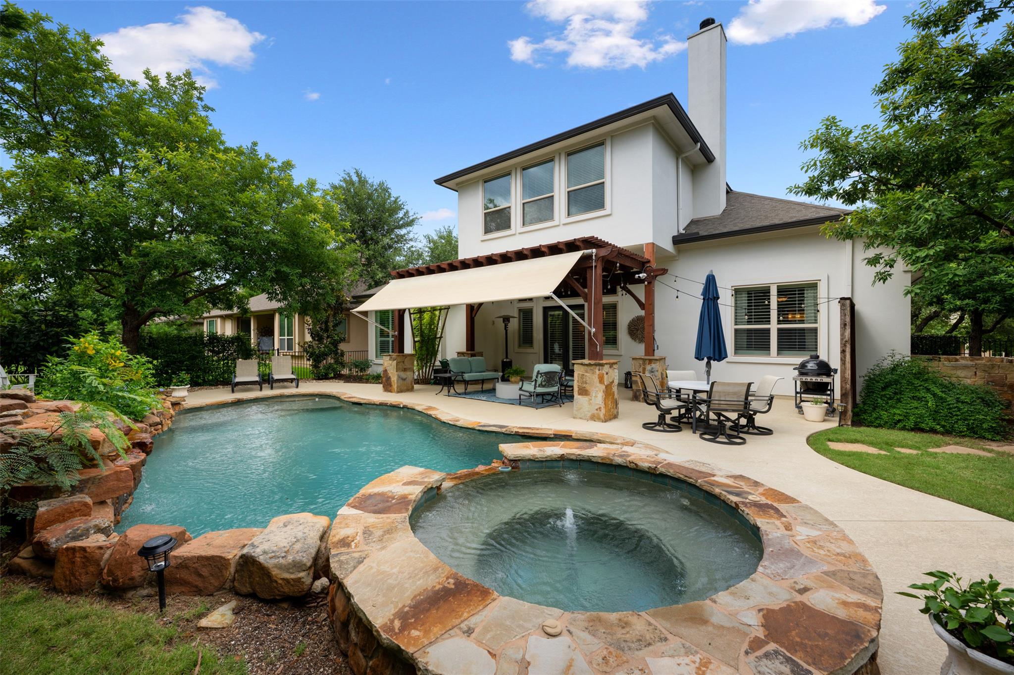 215 Lake Como Dr, Lakeway, TX 78734