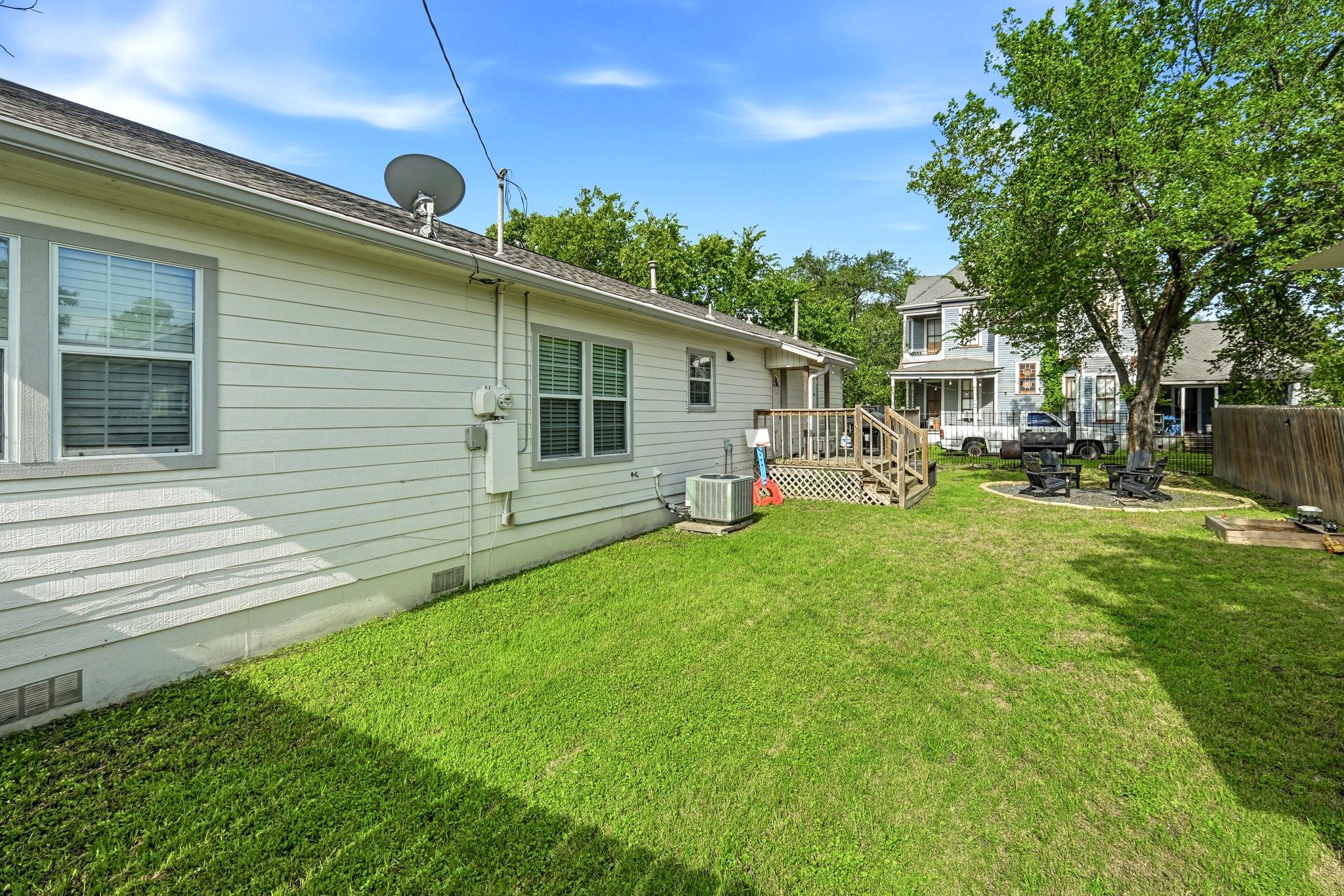 1104 W 7th St, Taylor, TX 76574