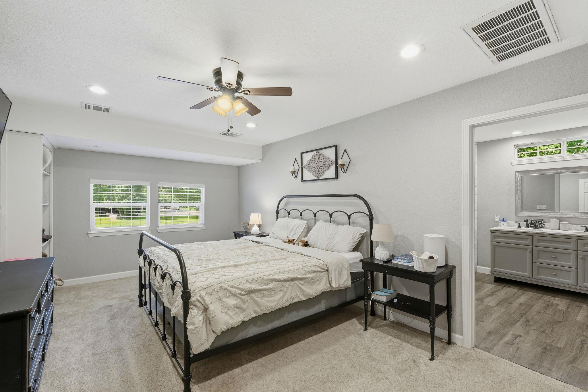 1104 W 7th St, Taylor, TX 76574