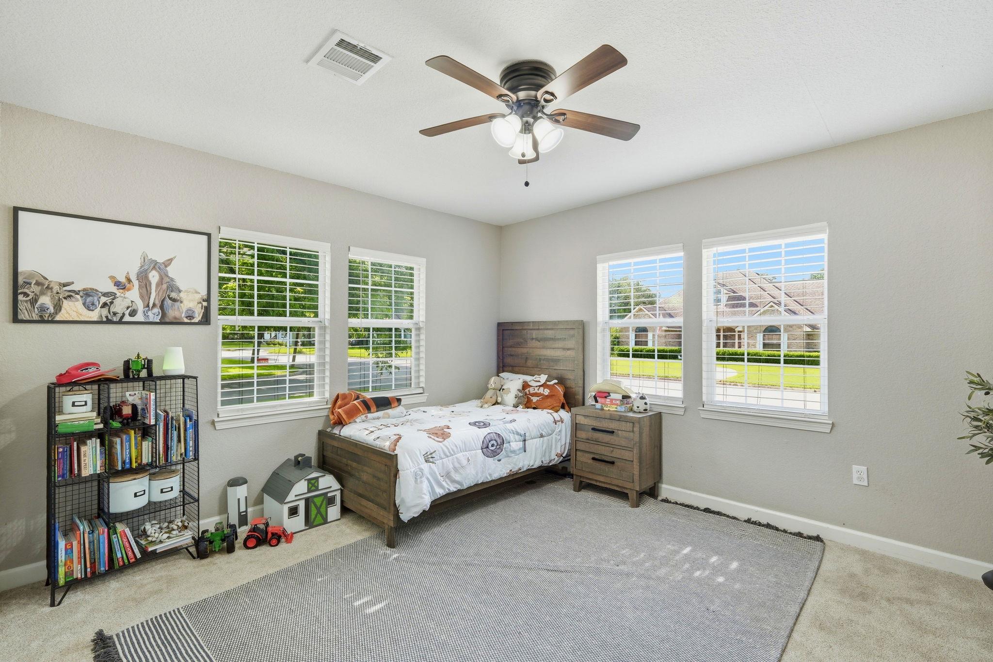 1104 W 7th St, Taylor, TX 76574