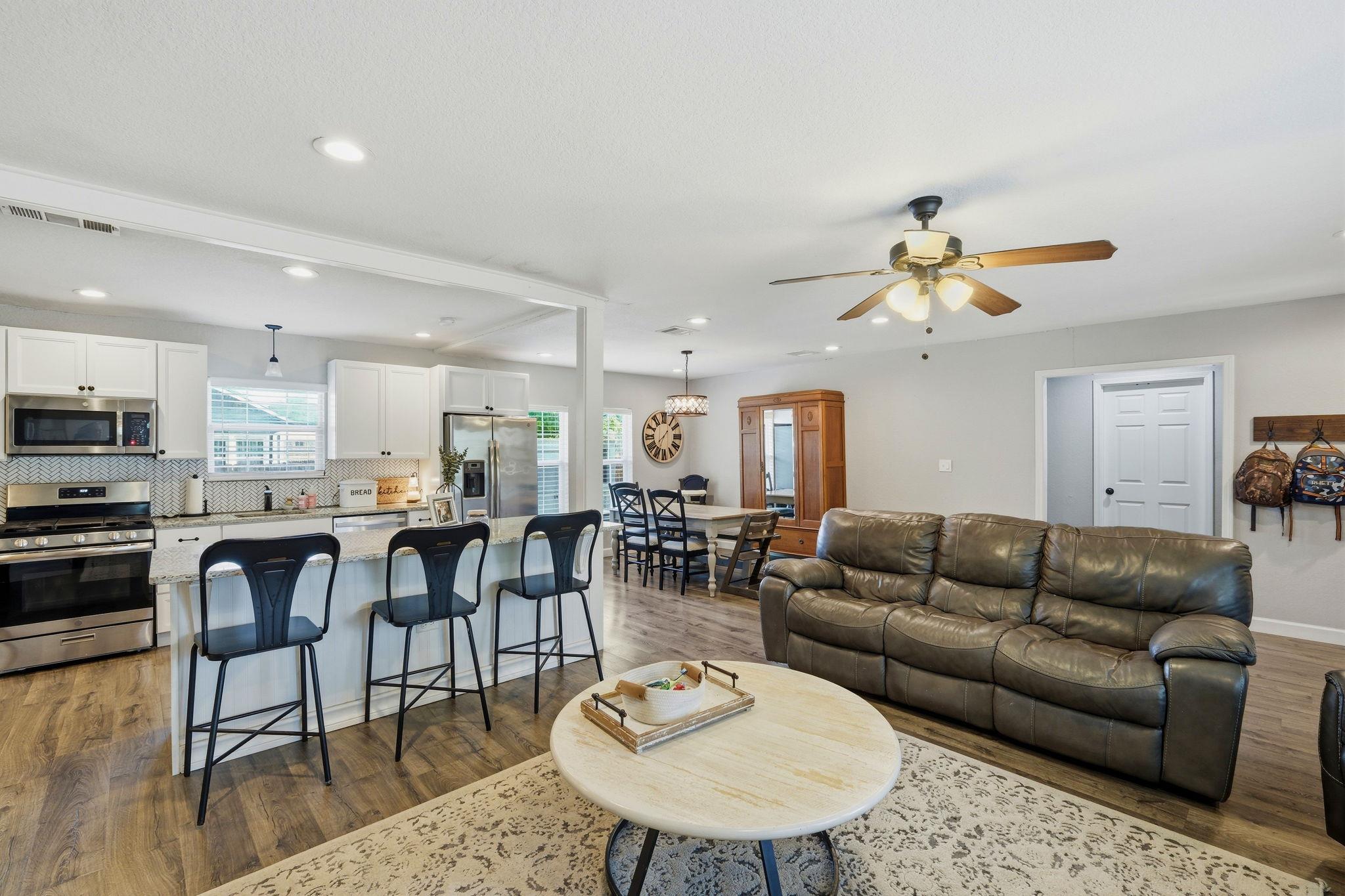 1104 W 7th St, Taylor, TX 76574
