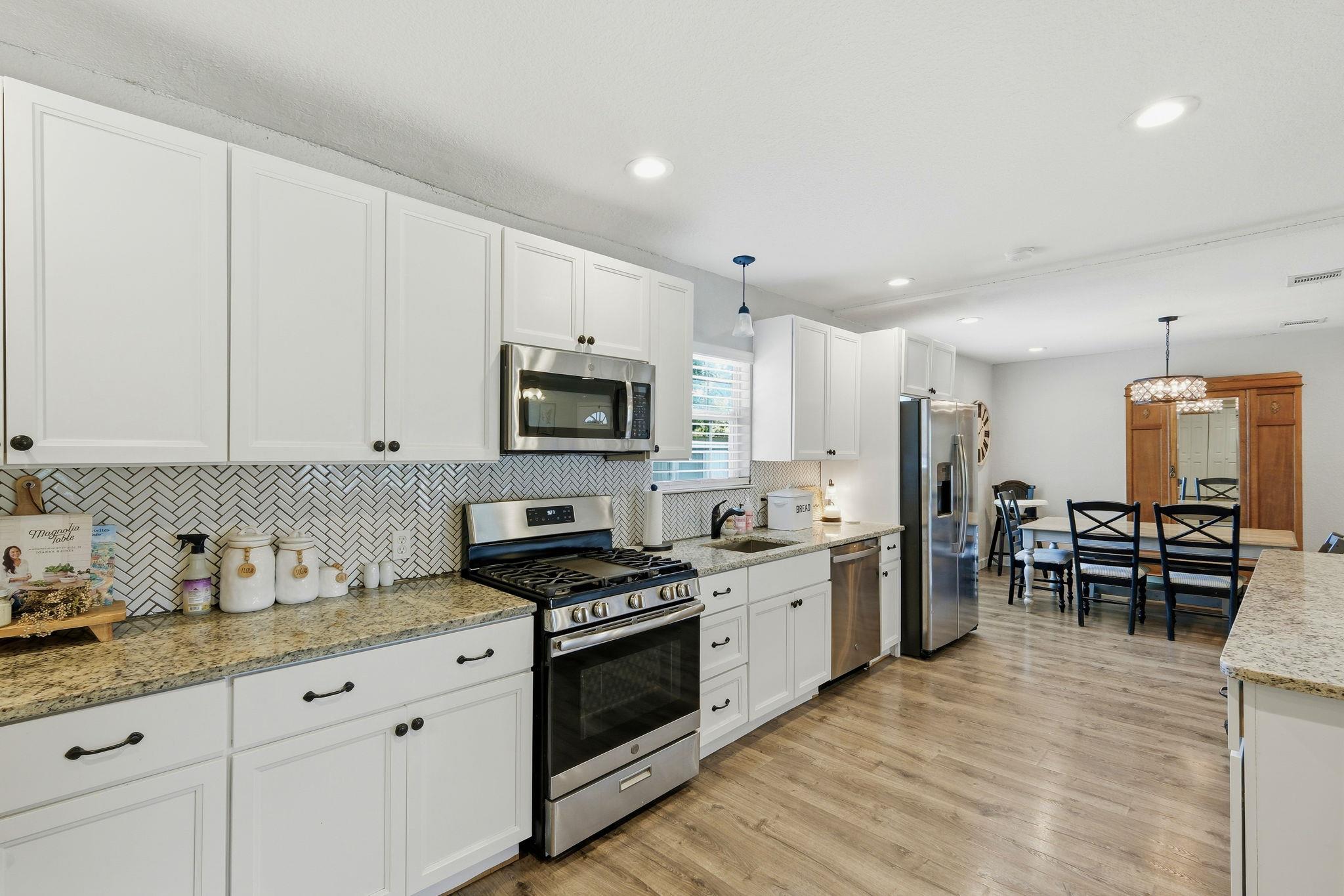 1104 W 7th St, Taylor, TX 76574