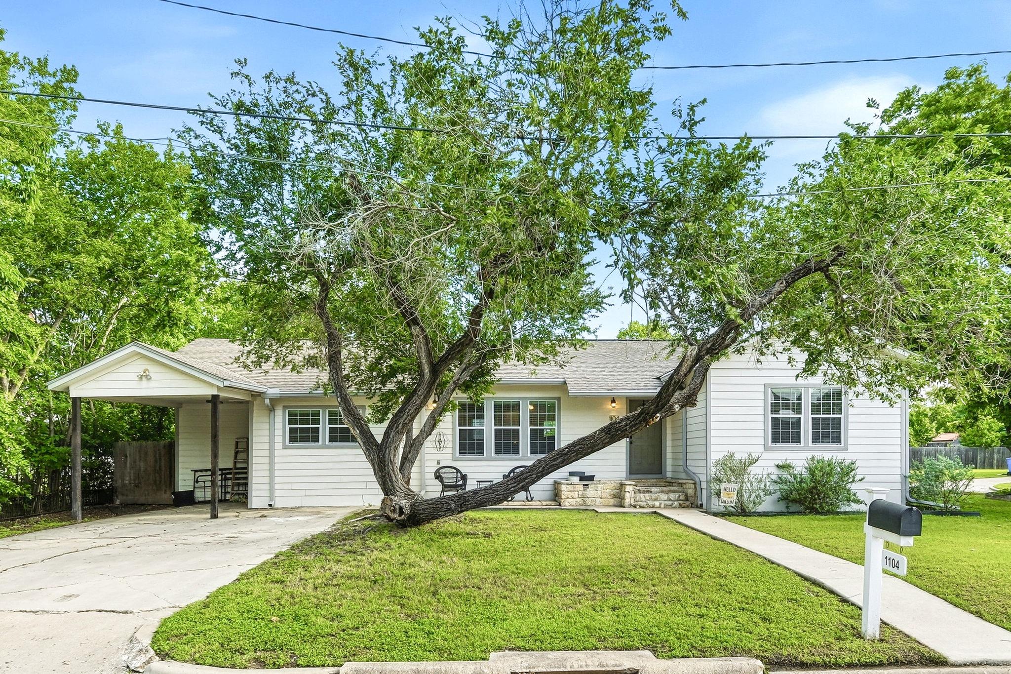 1104 W 7th St, Taylor, TX 76574