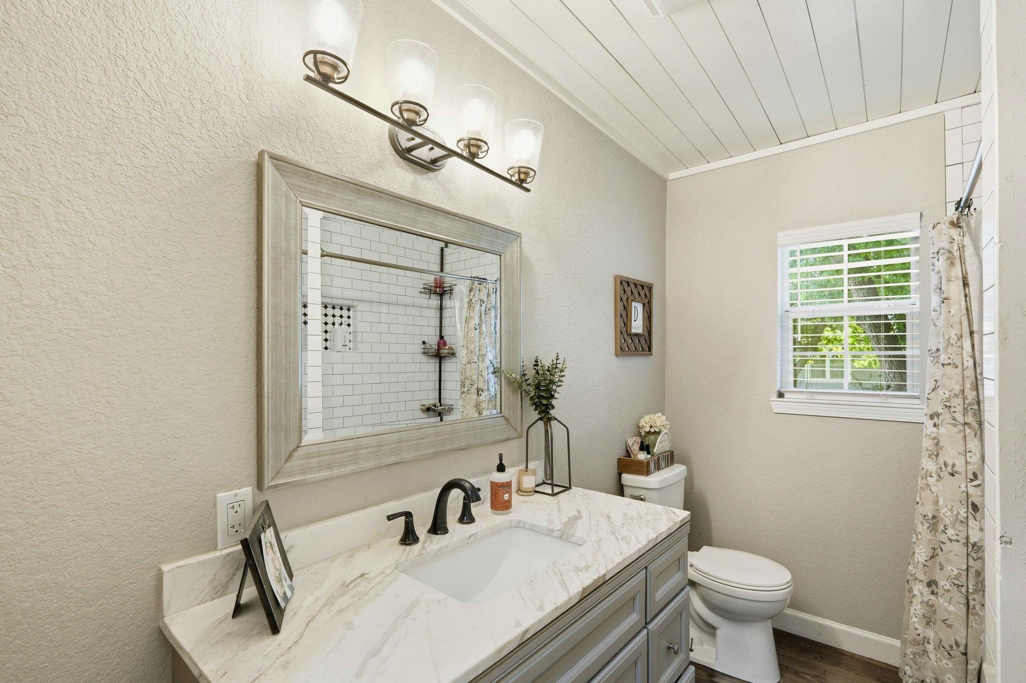 1104 W 7th St, Taylor, TX 76574