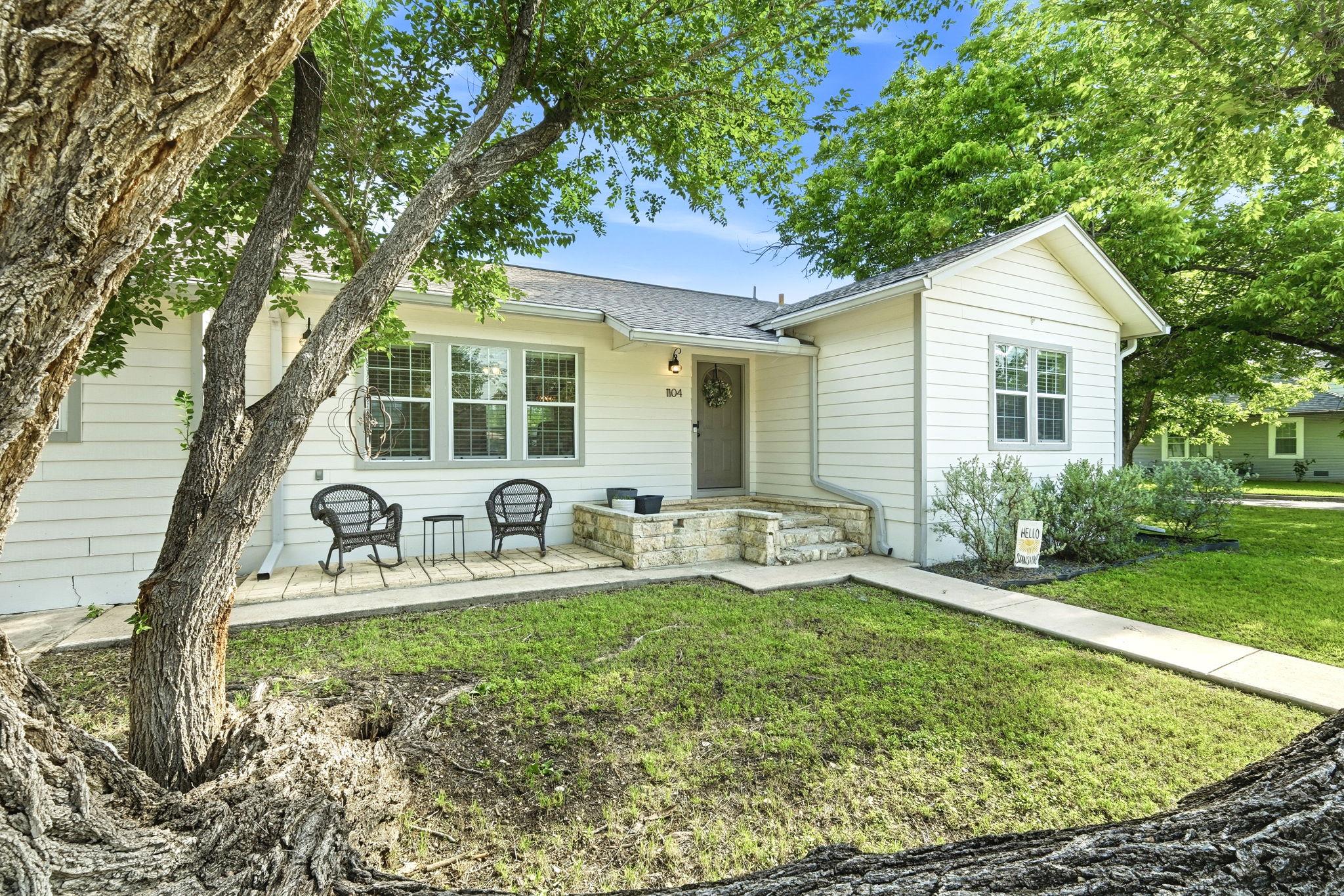 1104 W 7th St, Taylor, TX 76574