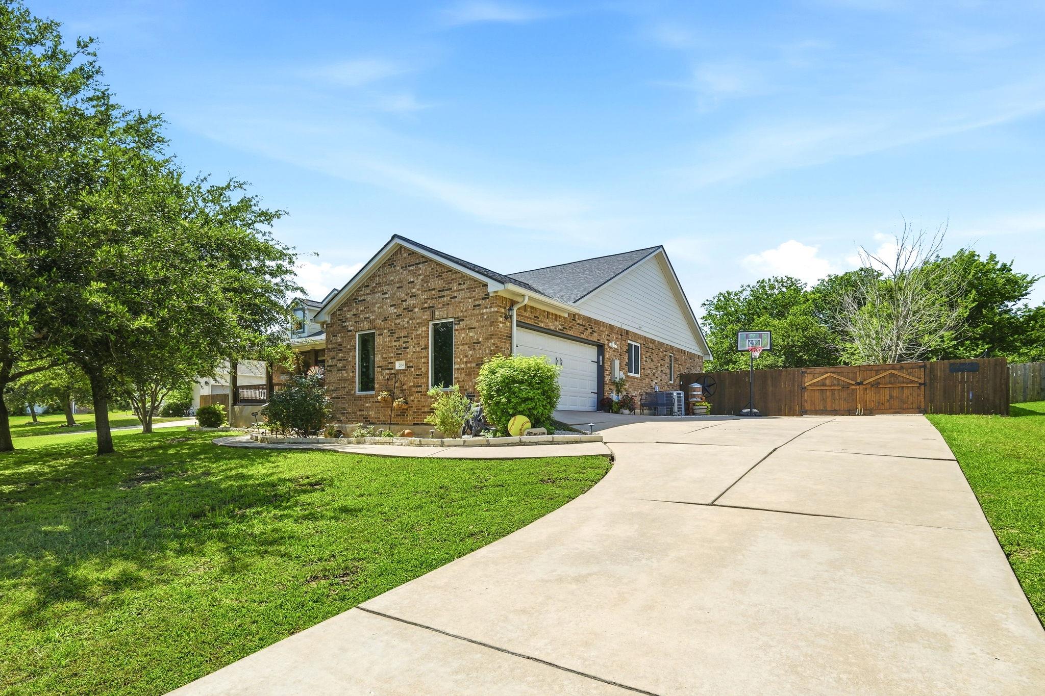 204 Blanco Dr, Hutto, TX 78634