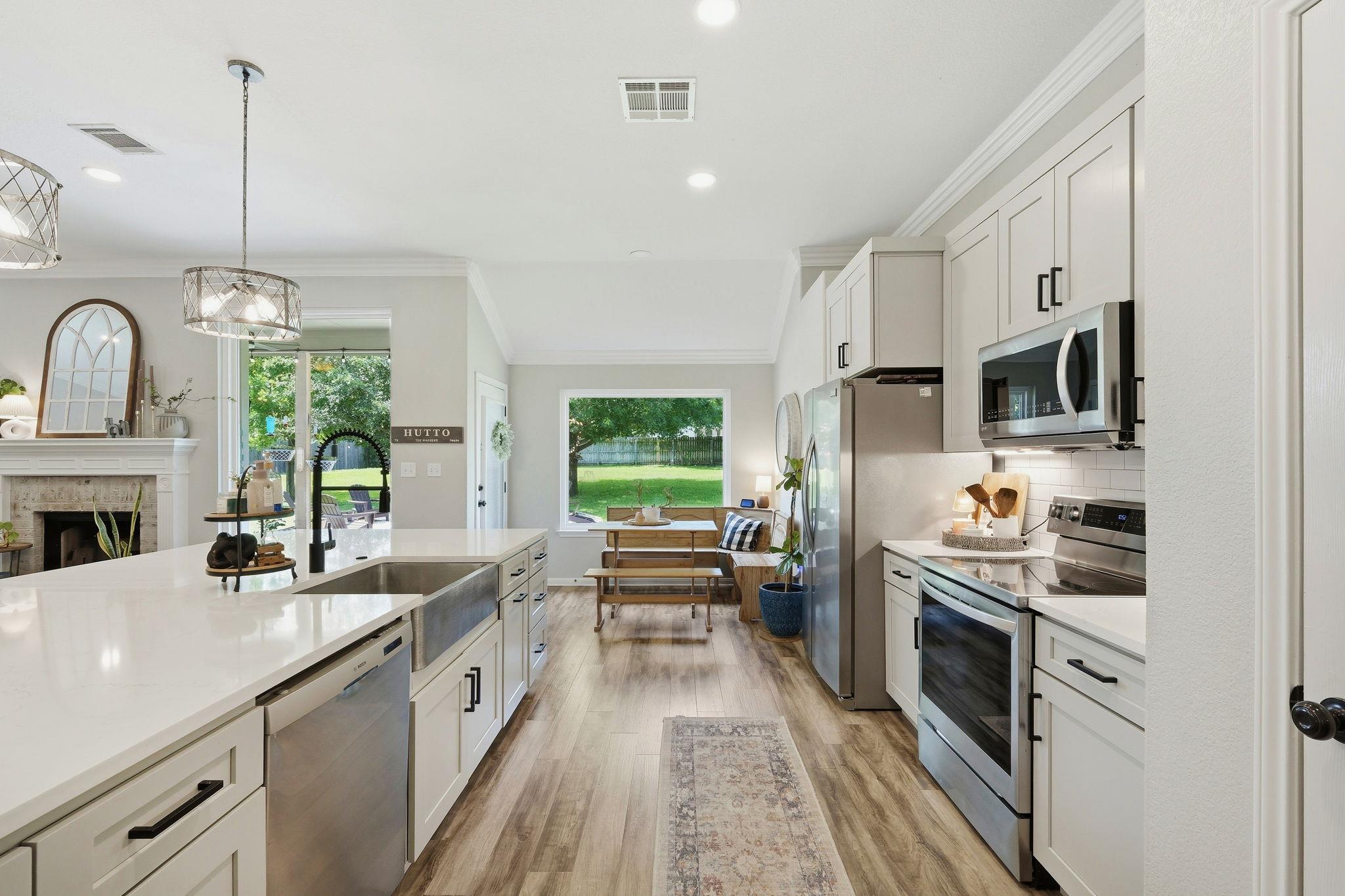 204 Blanco Dr, Hutto, TX 78634