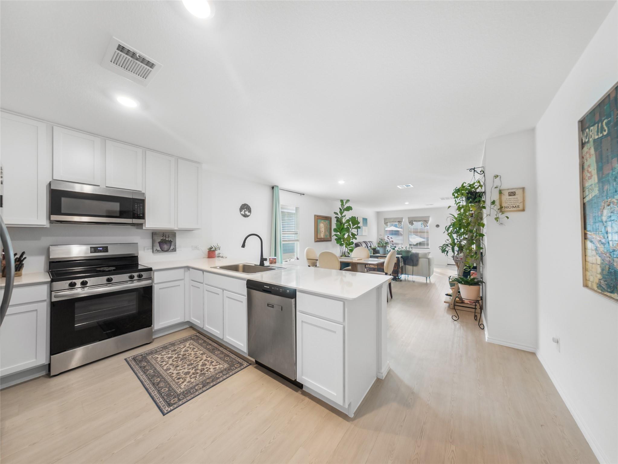 373 Cowpoke Dr, Jarrell, TX 76537