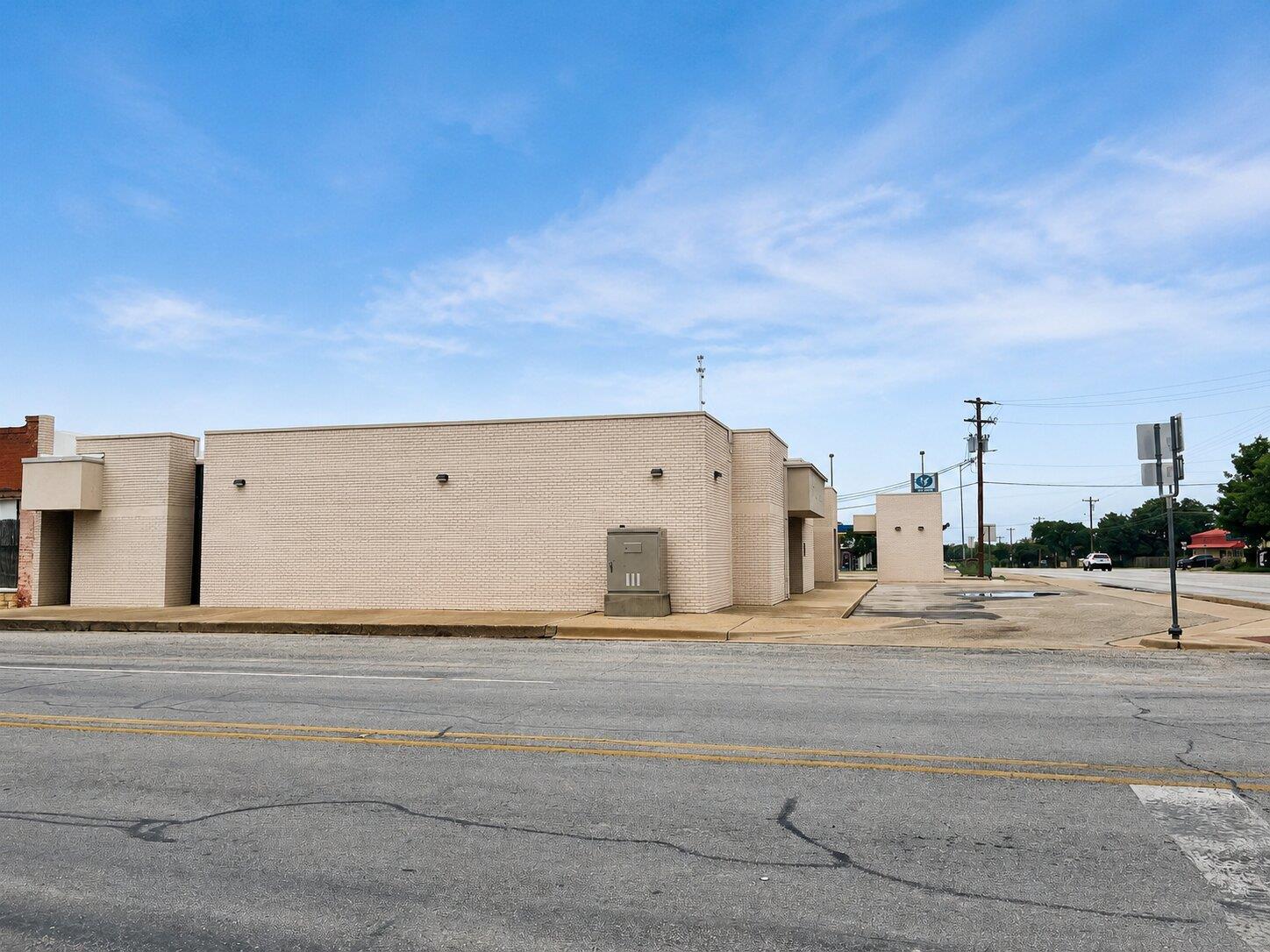 101 N 4TH St, Lometa, TX 76853