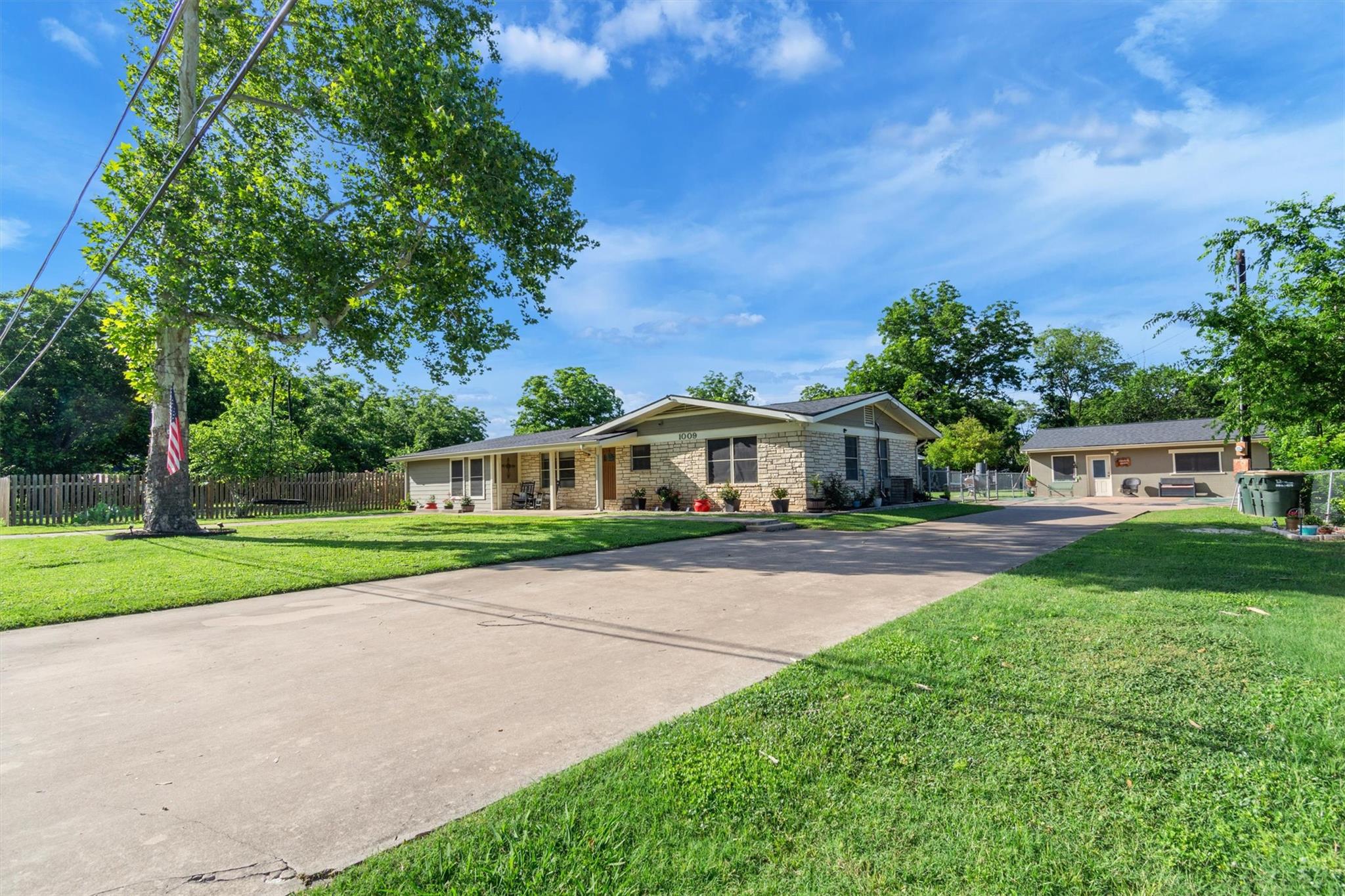 1009 Crepe Myrtle Dr, San Marcos, TX 78666