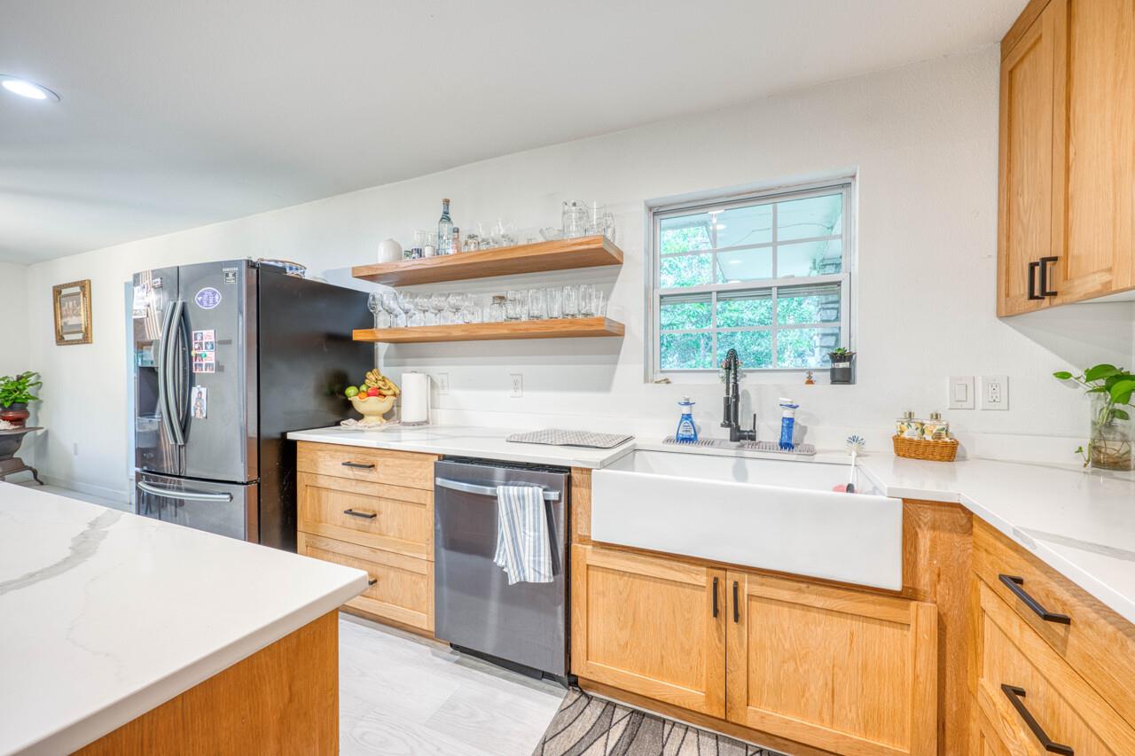 301 6th St, Marble Falls, TX 78654