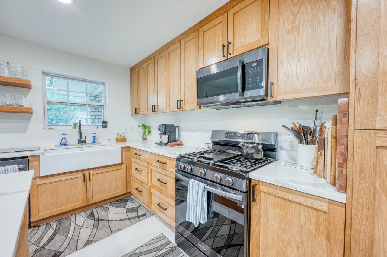 301 6th St, Marble Falls, TX 78654