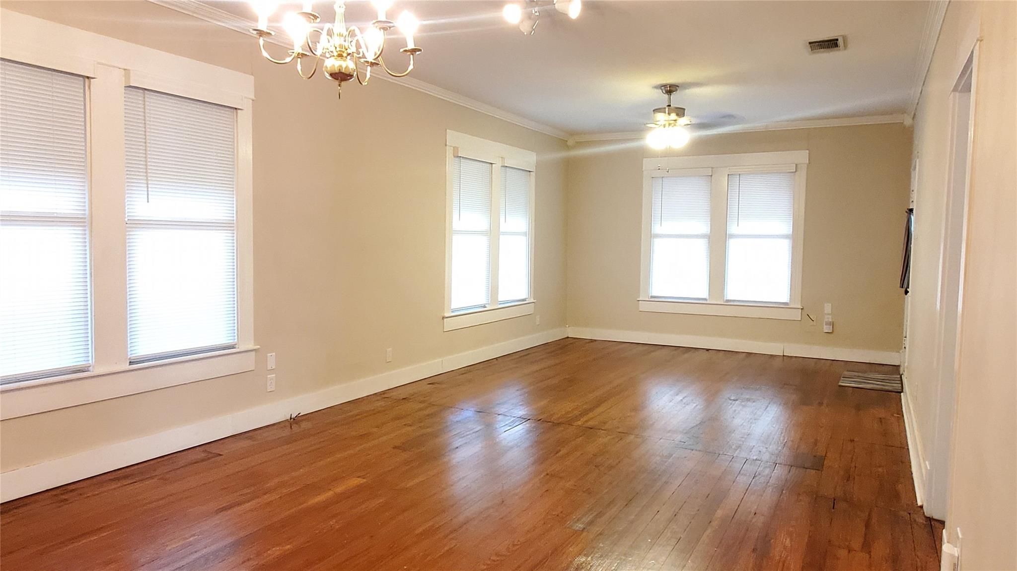 1117 W 4th St, Taylor, TX 76574