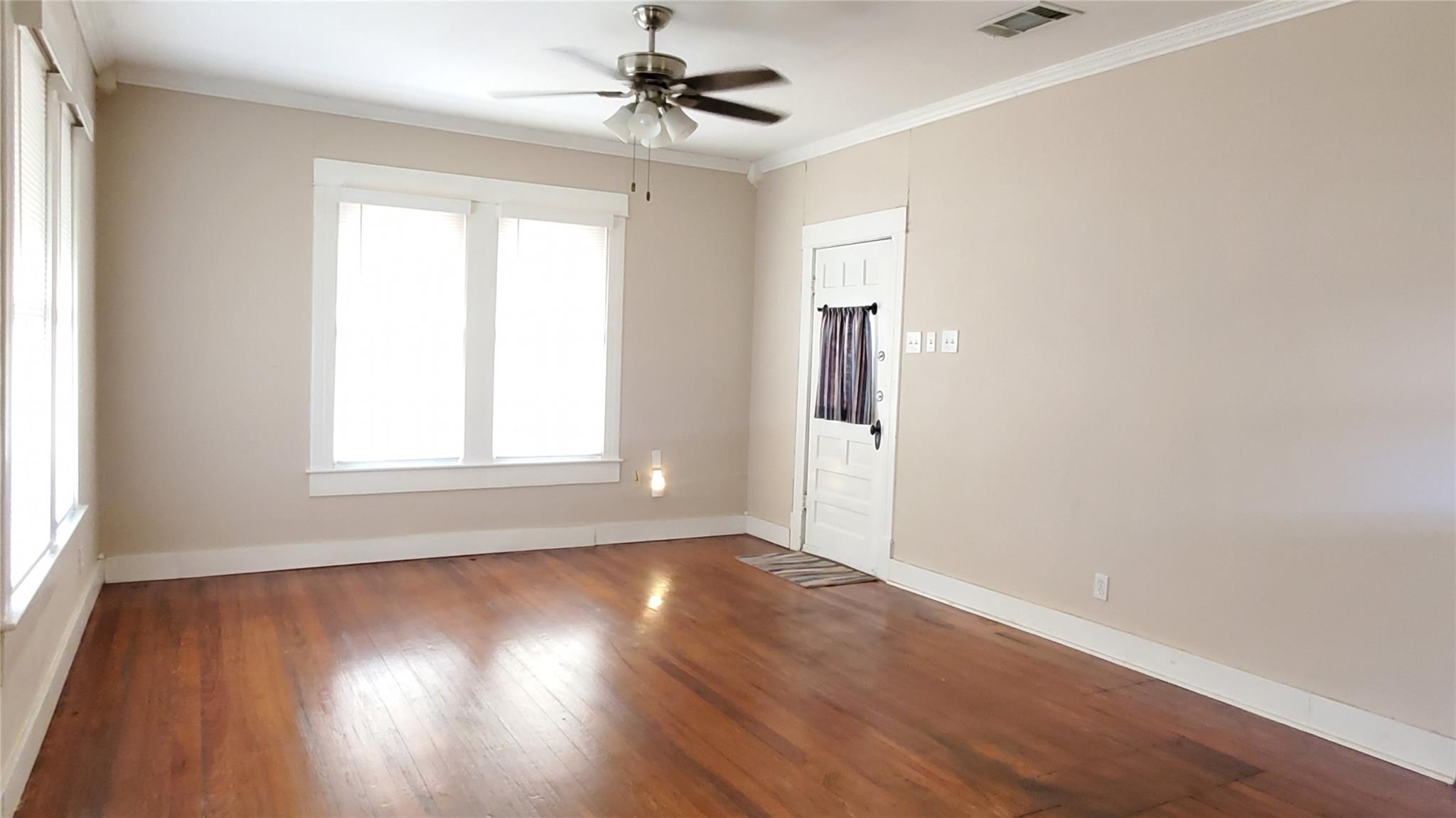 1117 W 4th St, Taylor, TX 76574