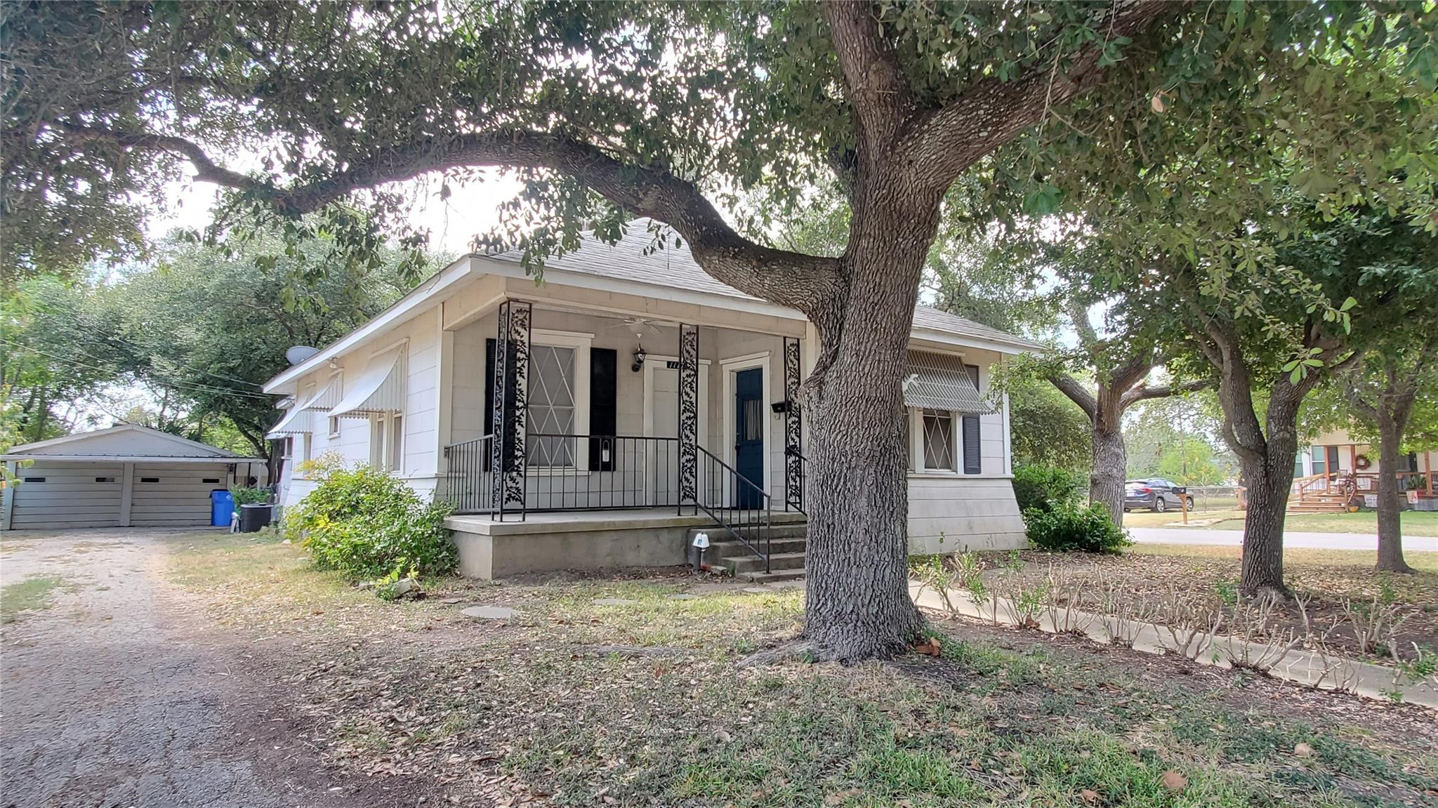 1117 W 4th St, Taylor, TX 76574