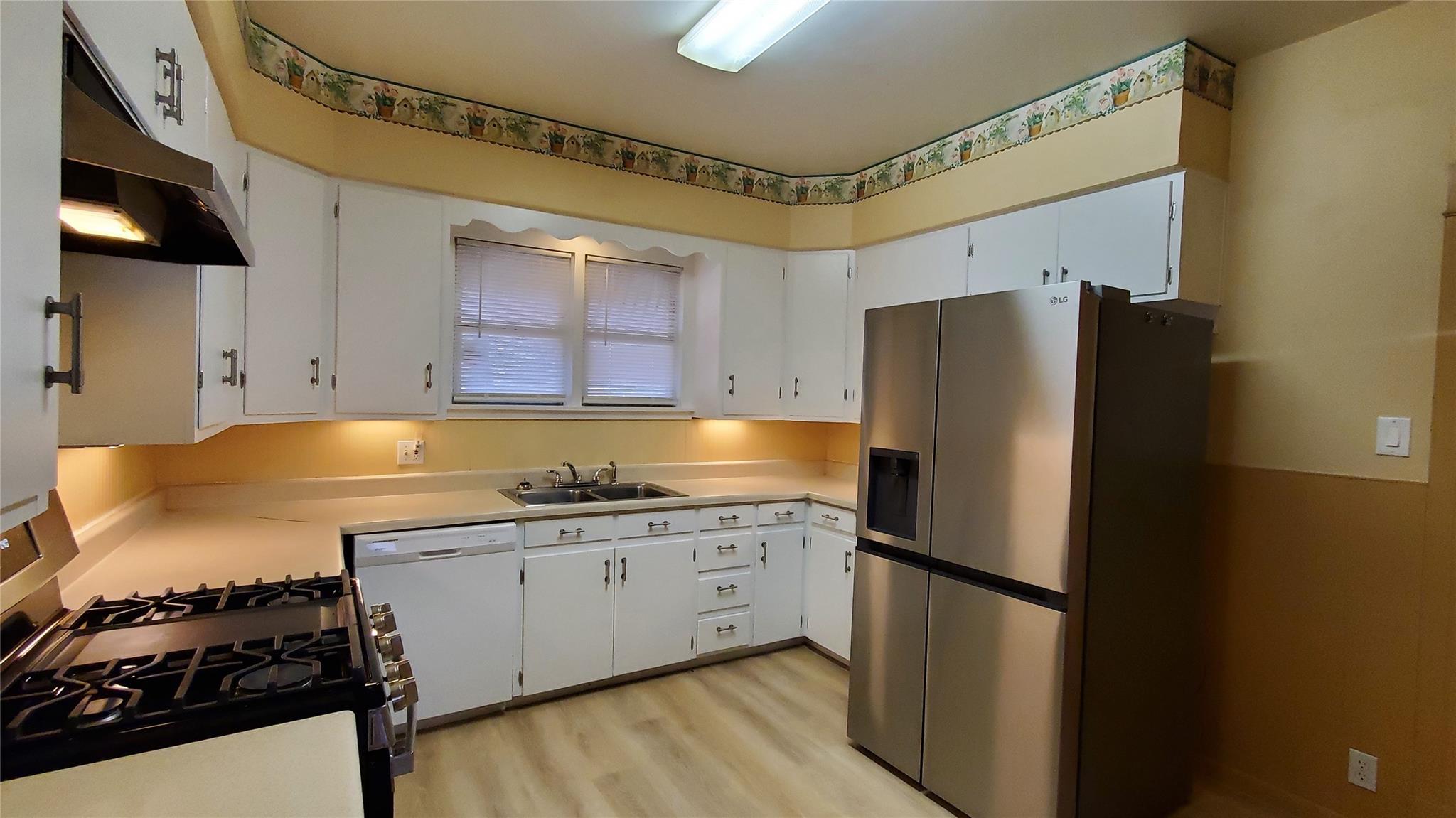 1117 W 4th St, Taylor, TX 76574