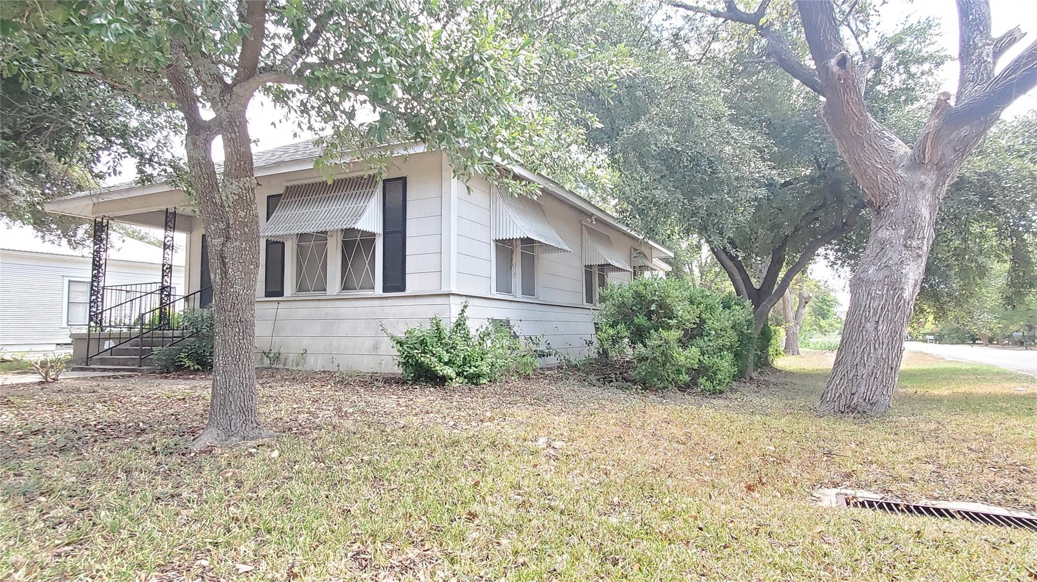 1117 W 4th St, Taylor, TX 76574