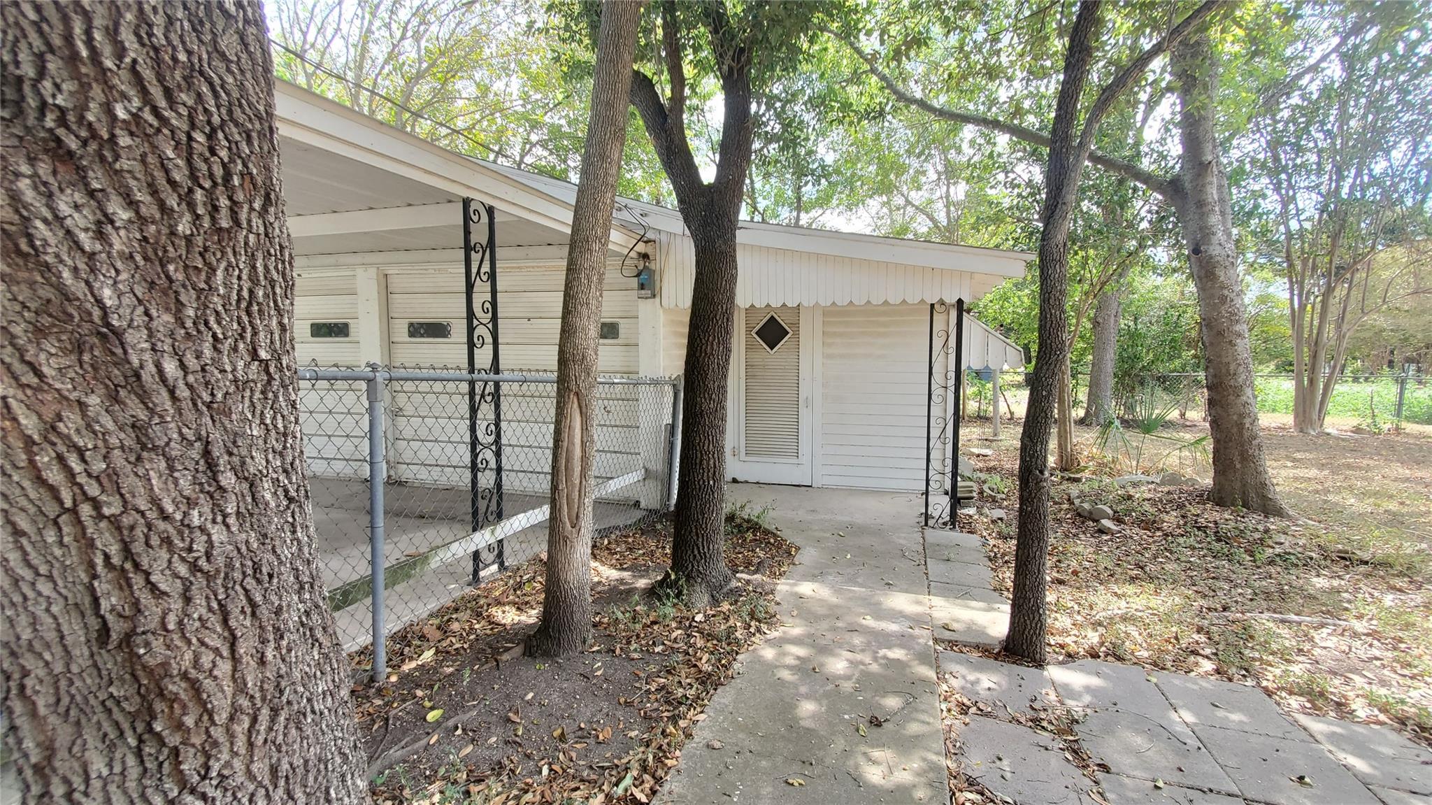 1117 W 4th St, Taylor, TX 76574