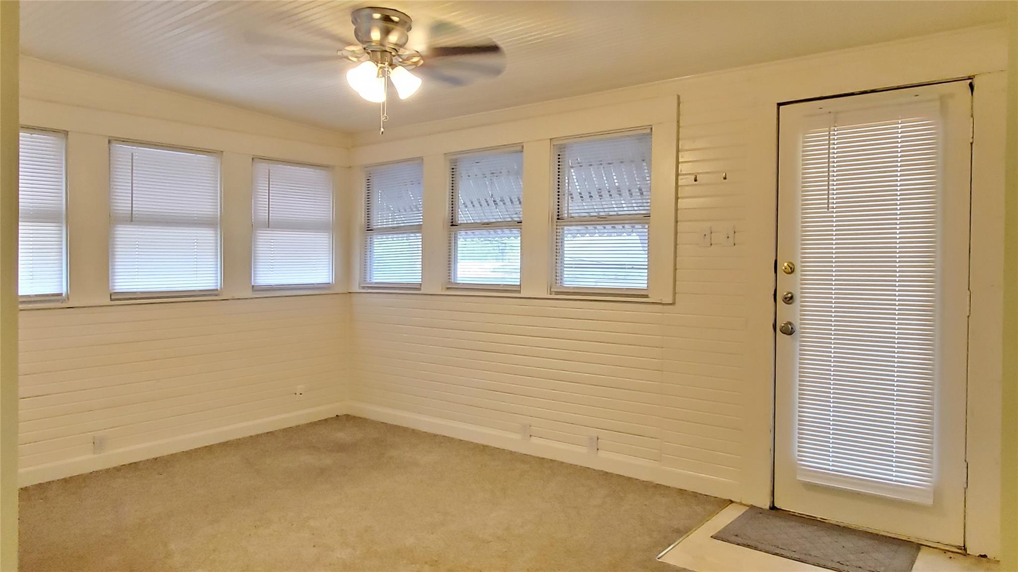 1117 W 4th St, Taylor, TX 76574