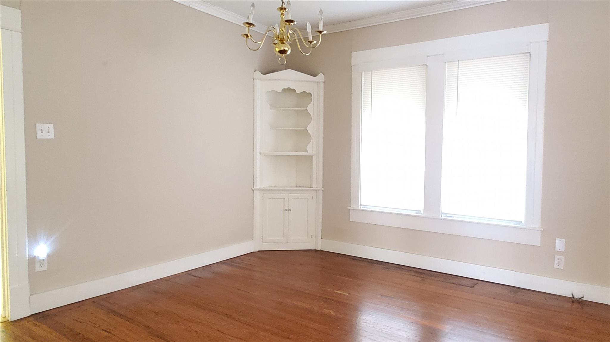 1117 W 4th St, Taylor, TX 76574