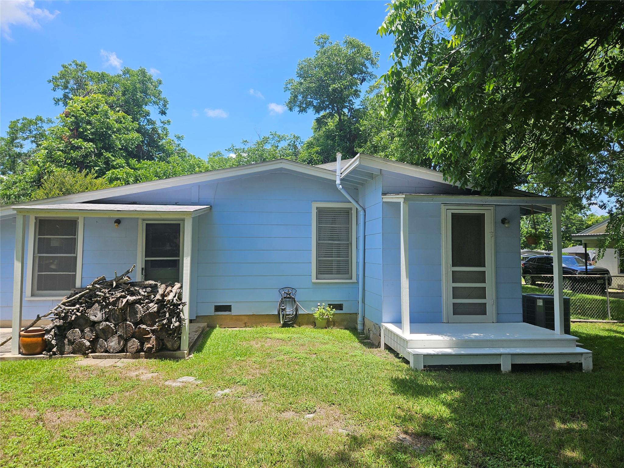 1003 Gilmore St, Taylor, TX 76574