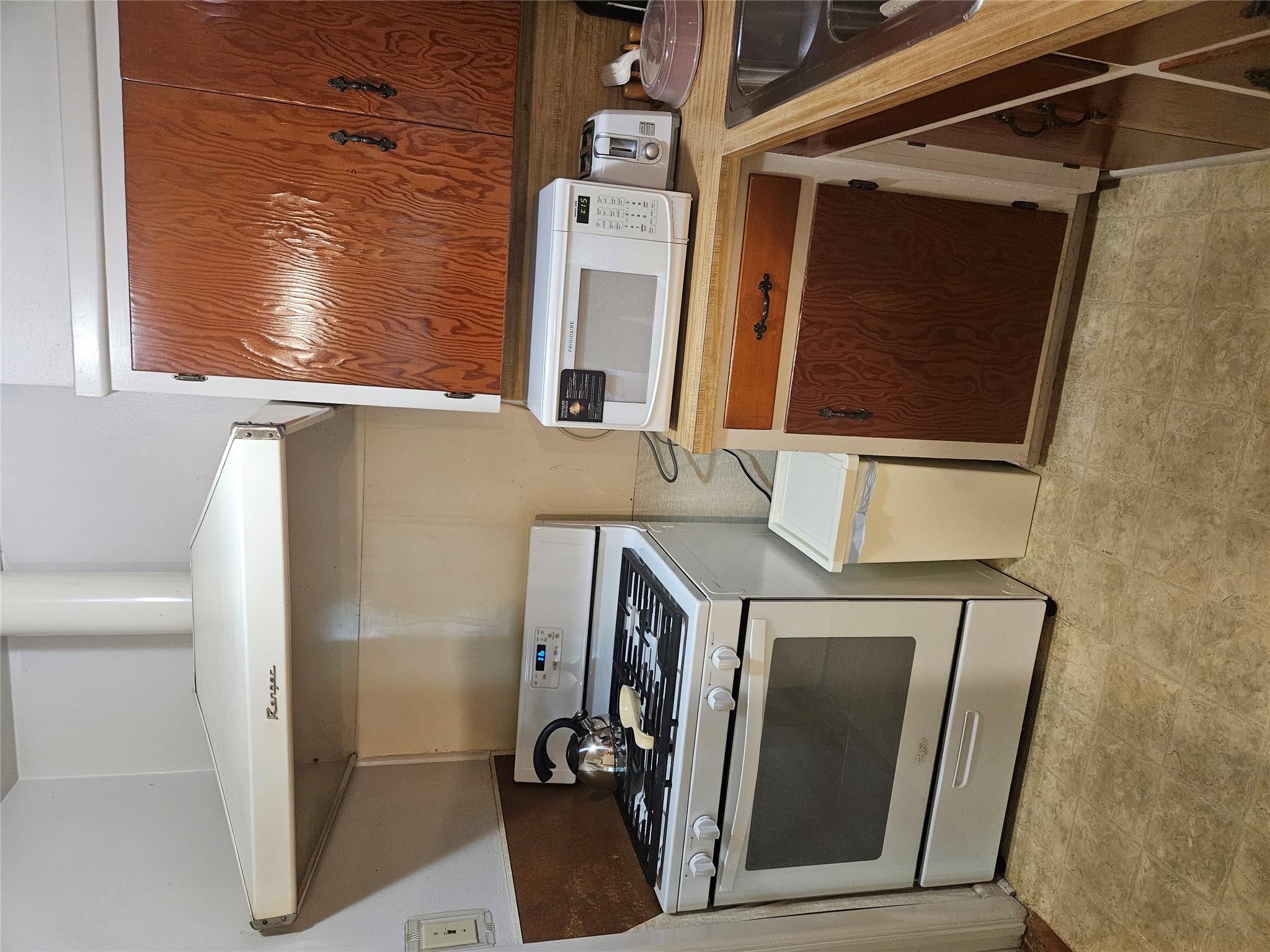 1003 Gilmore St, Taylor, TX 76574