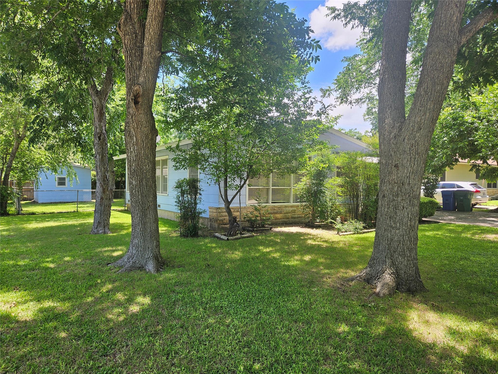 1003 Gilmore St, Taylor, TX 76574