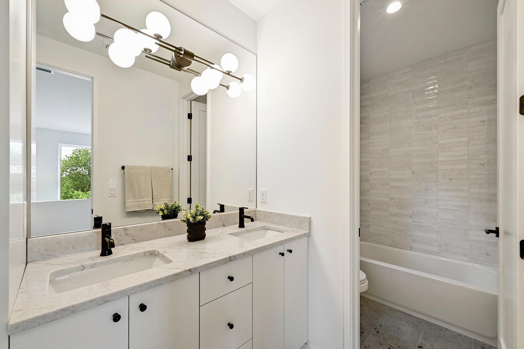 932 E 53rd St, Austin, TX 78751