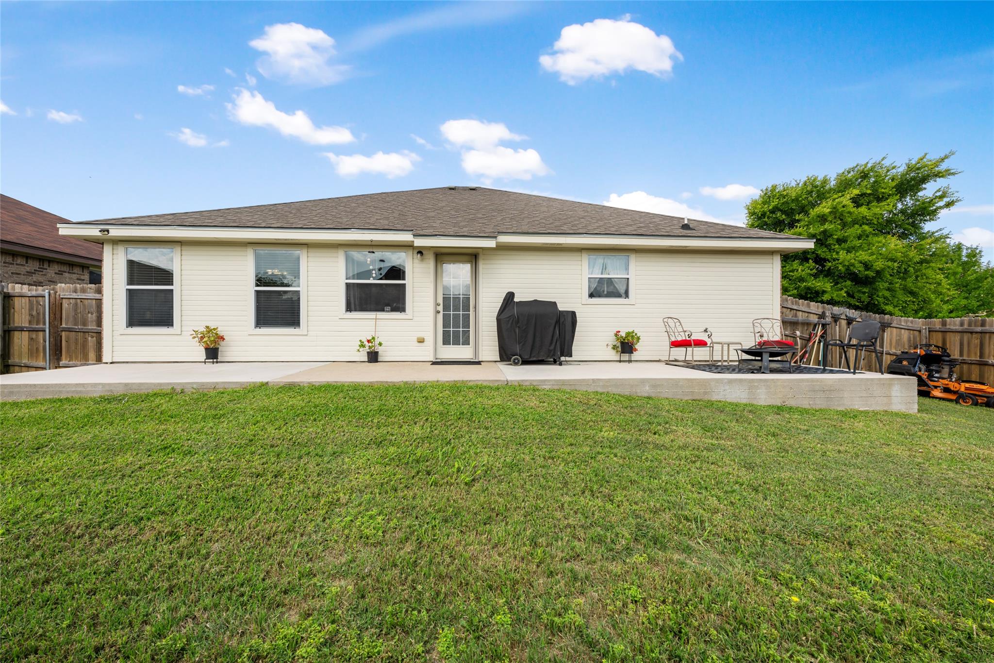 144 Calcite Ln, Jarrell, TX 76537