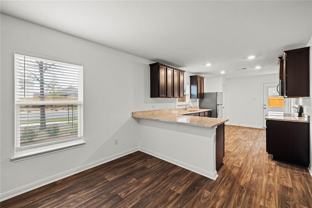 101 Fairfax Ln, Jarrell, TX 76537