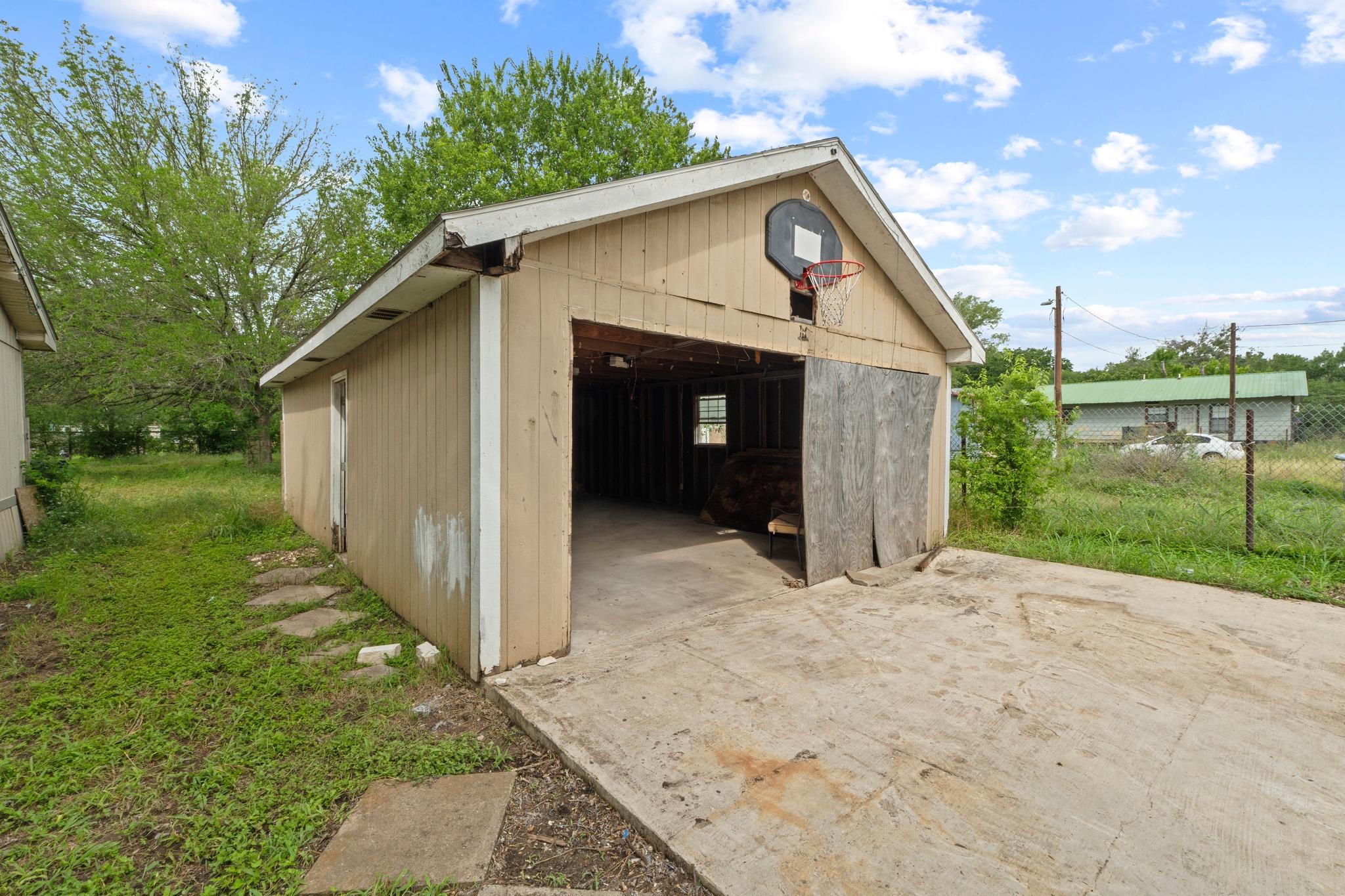 205 Skycrest Dr, Martindale, TX 78655