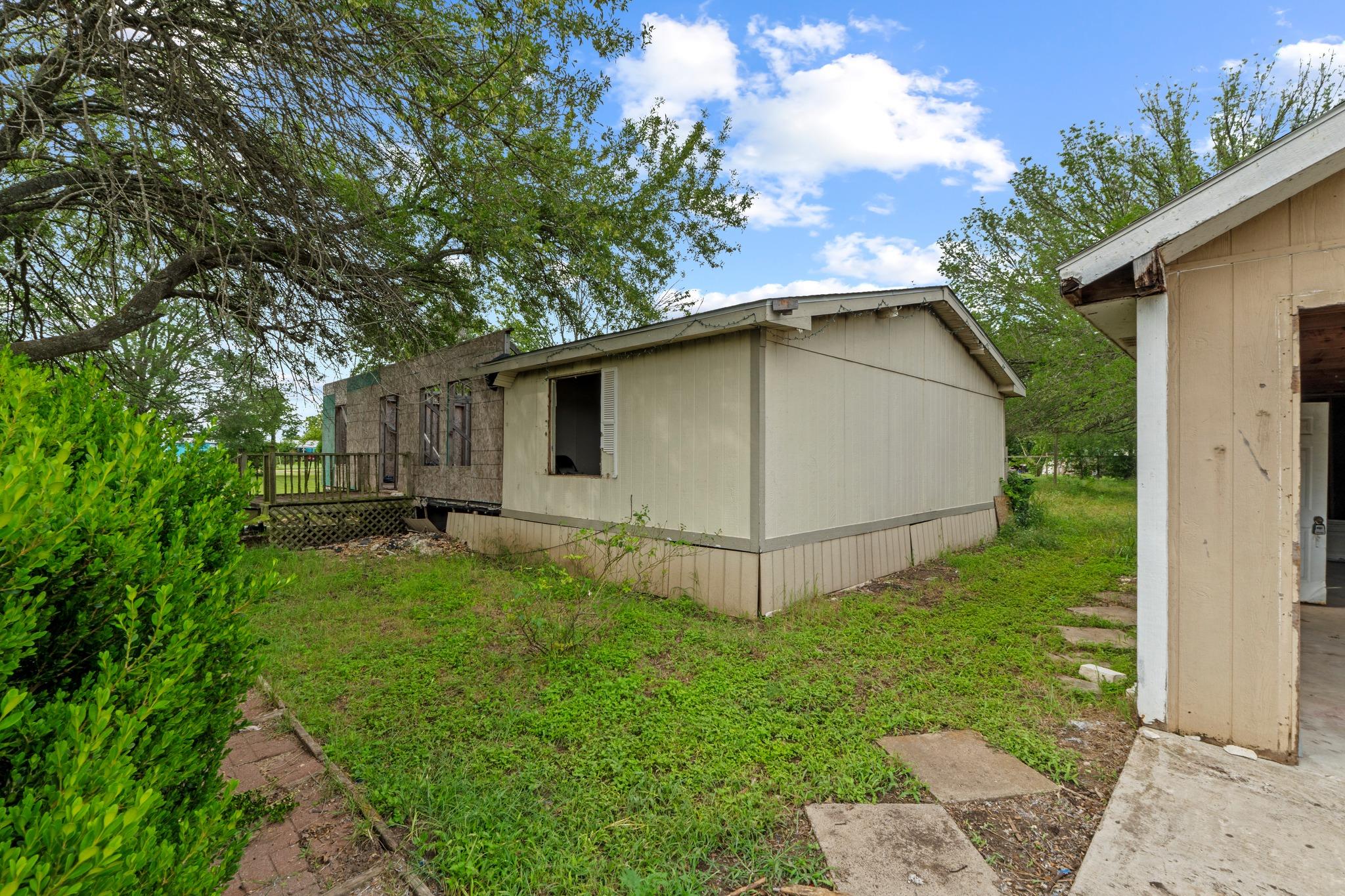 205 Skycrest Dr, Martindale, TX 78655