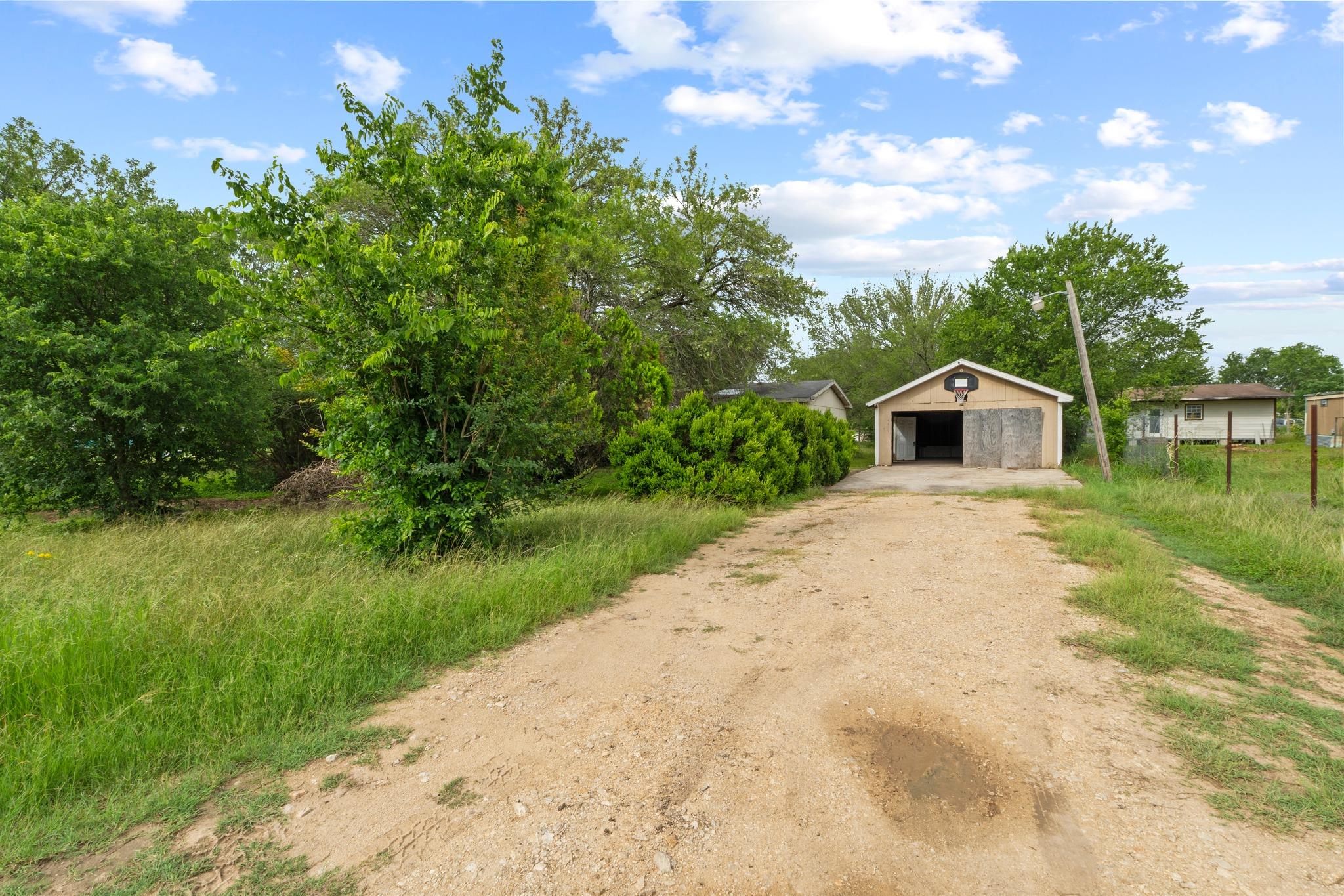 205 Skycrest Dr, Martindale, TX 78655