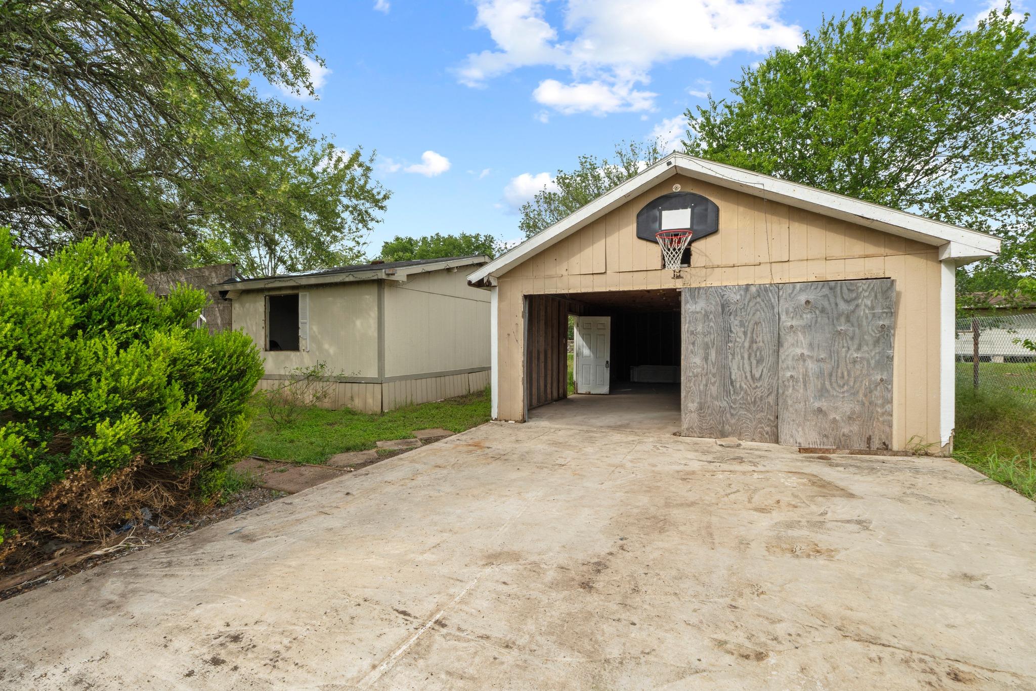 205 Skycrest Dr, Martindale, TX 78655