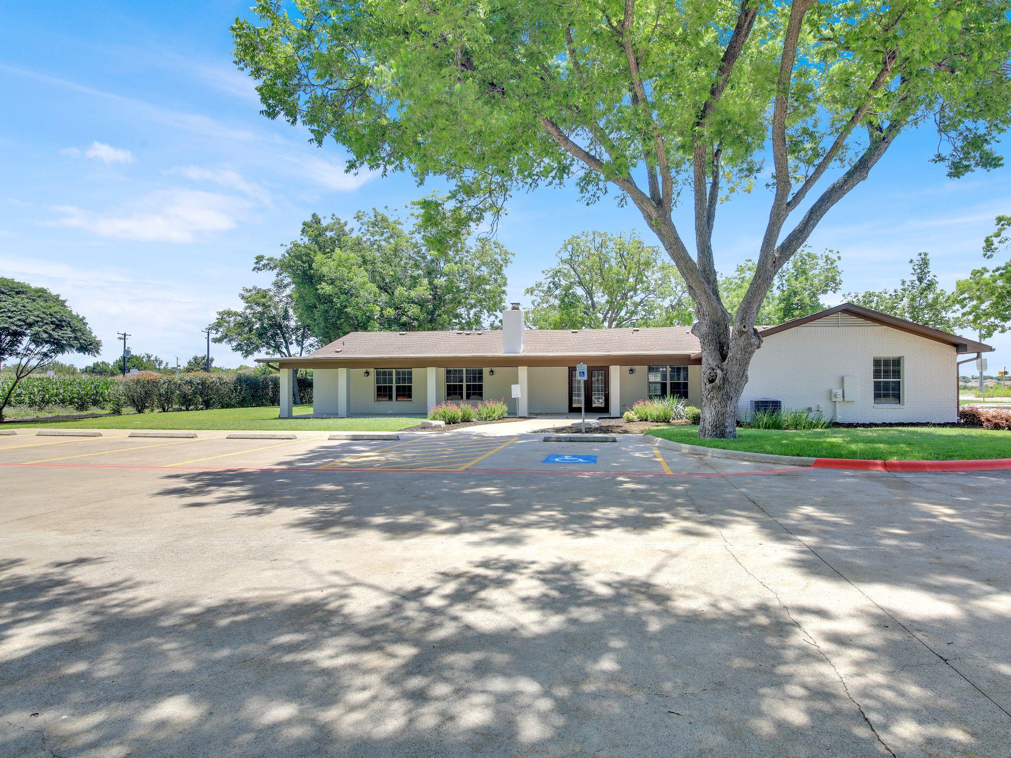 404 Carlos G Parker Blvd NW, Taylor, TX 76574