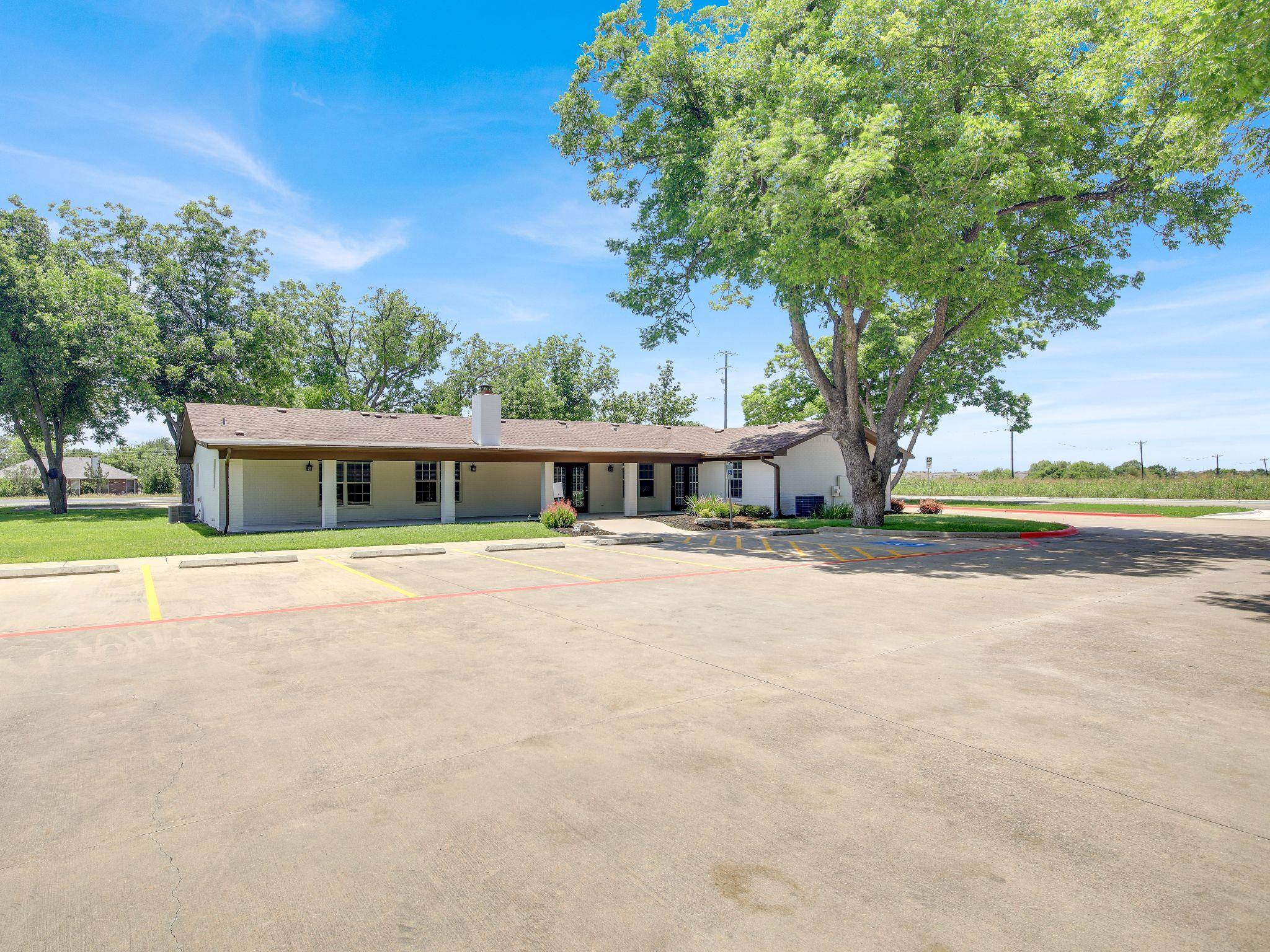 404 Carlos G Parker Blvd NW, Taylor, TX 76574