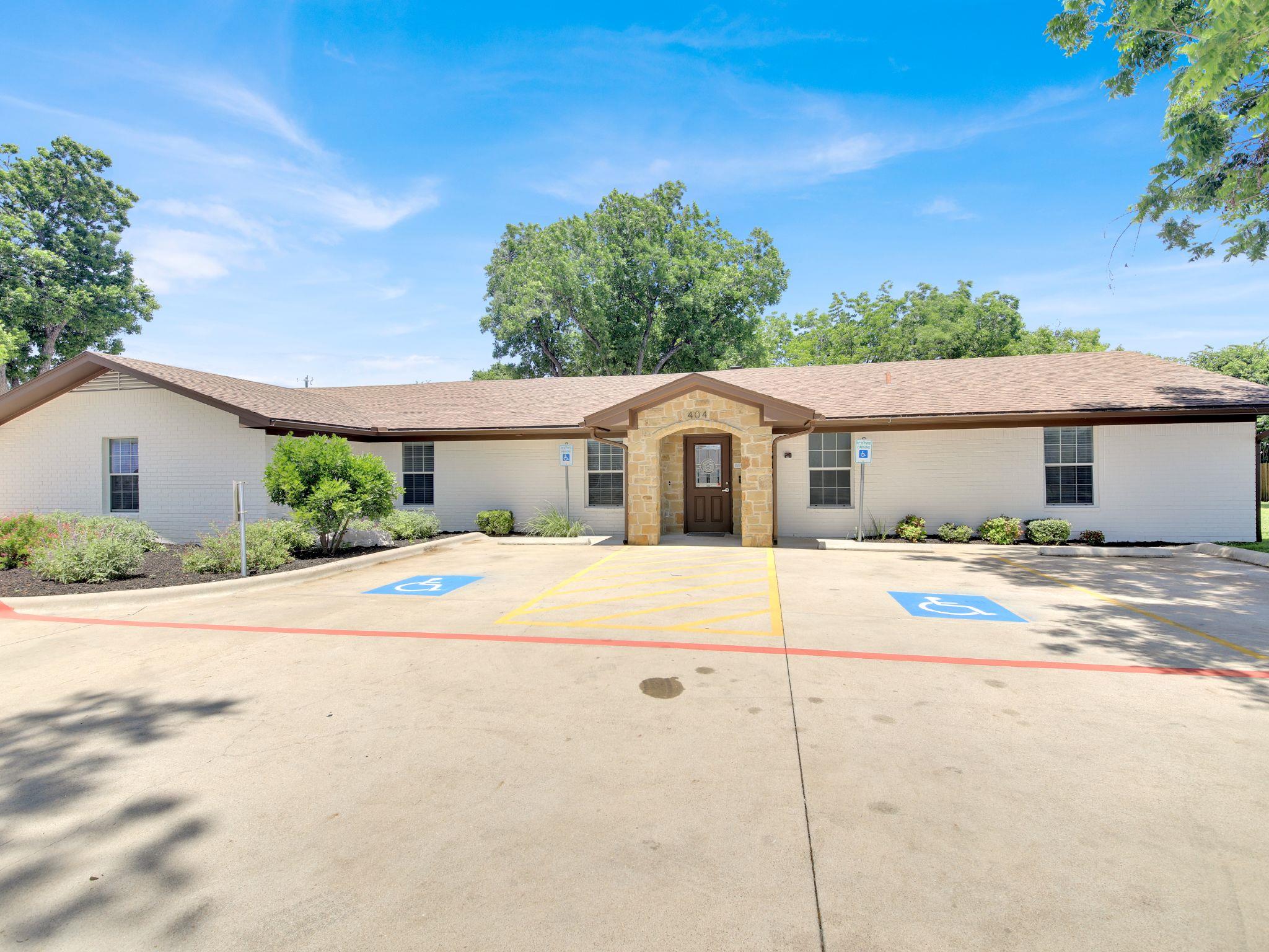 404 Carlos G Parker Blvd NW, Taylor, TX 76574