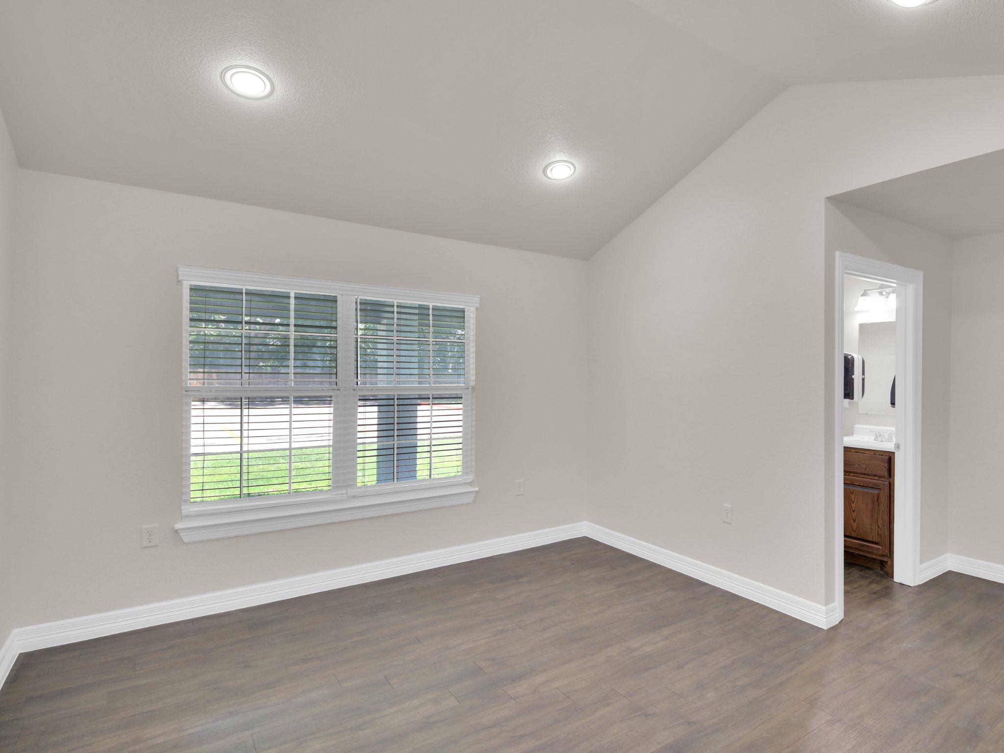404 Carlos G Parker Blvd NW, Taylor, TX 76574