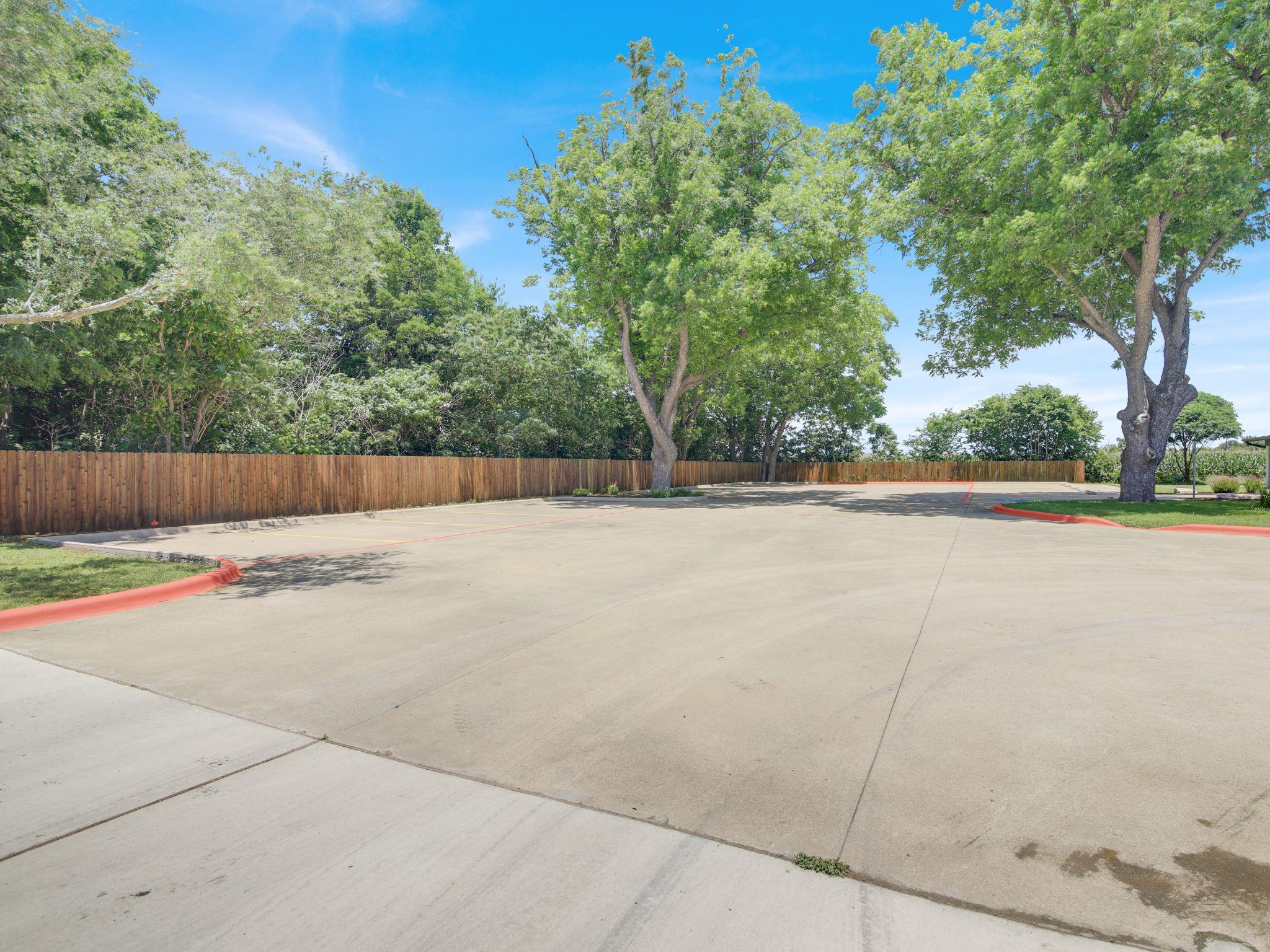 404 Carlos G Parker Blvd NW, Taylor, TX 76574