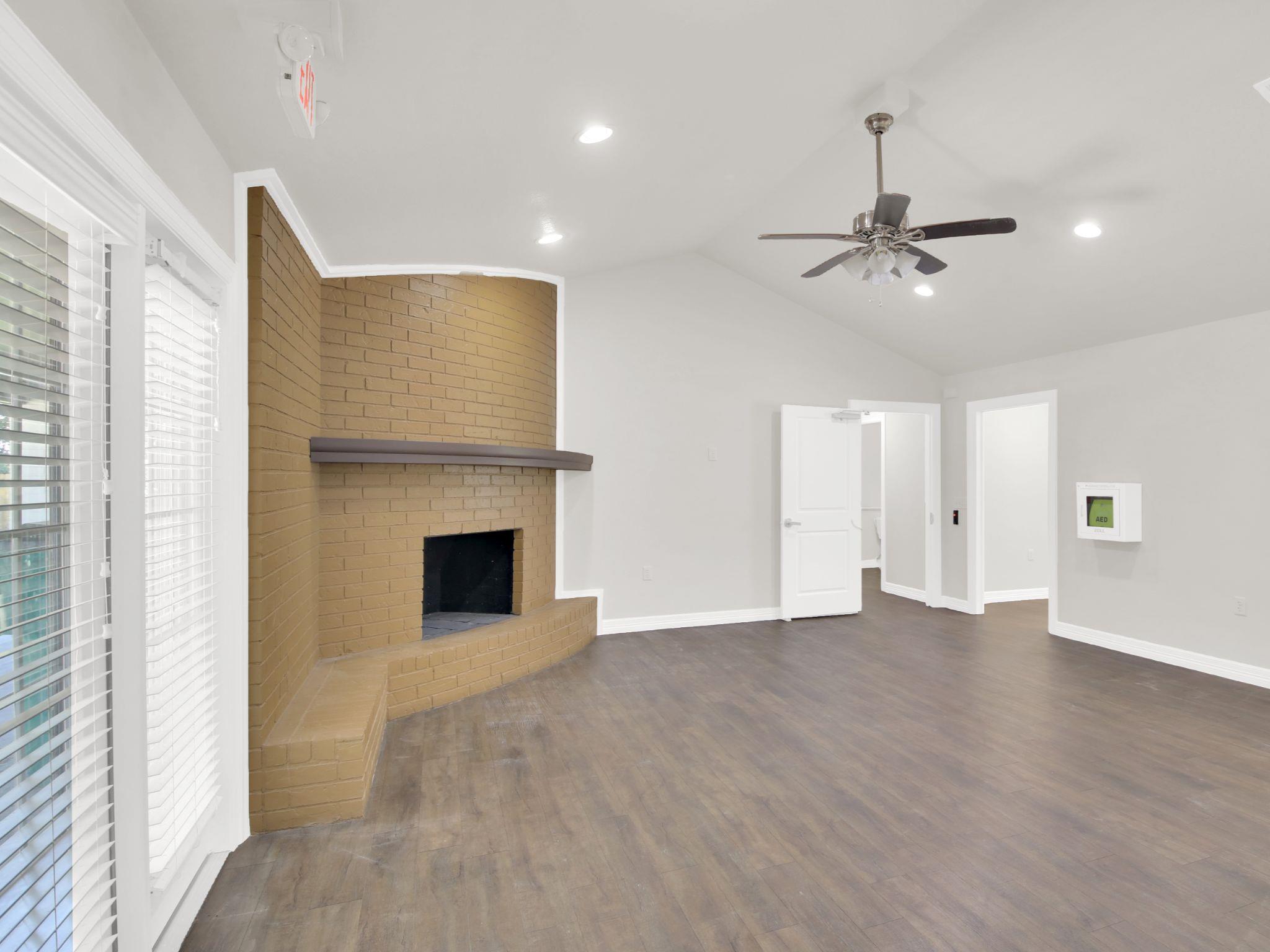 404 Carlos G Parker Blvd NW, Taylor, TX 76574