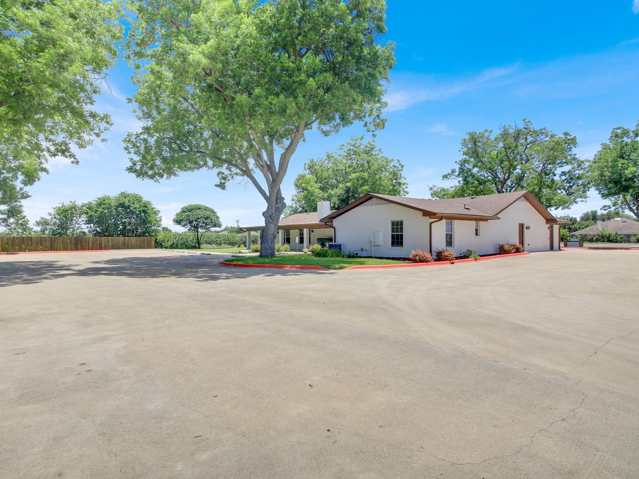 404 Carlos G Parker Blvd NW, Taylor, TX 76574