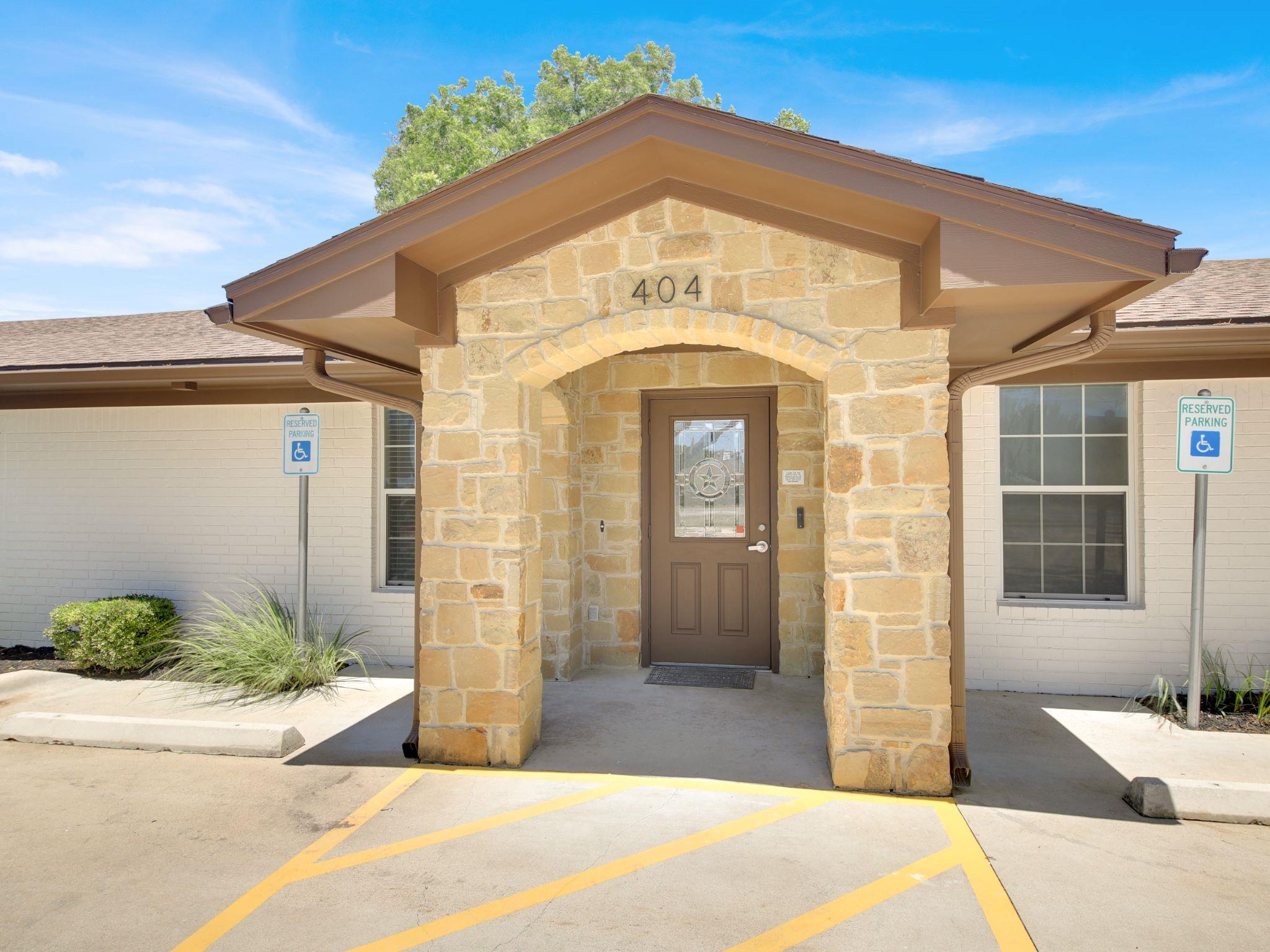 404 Carlos G Parker Blvd NW, Taylor, TX 76574